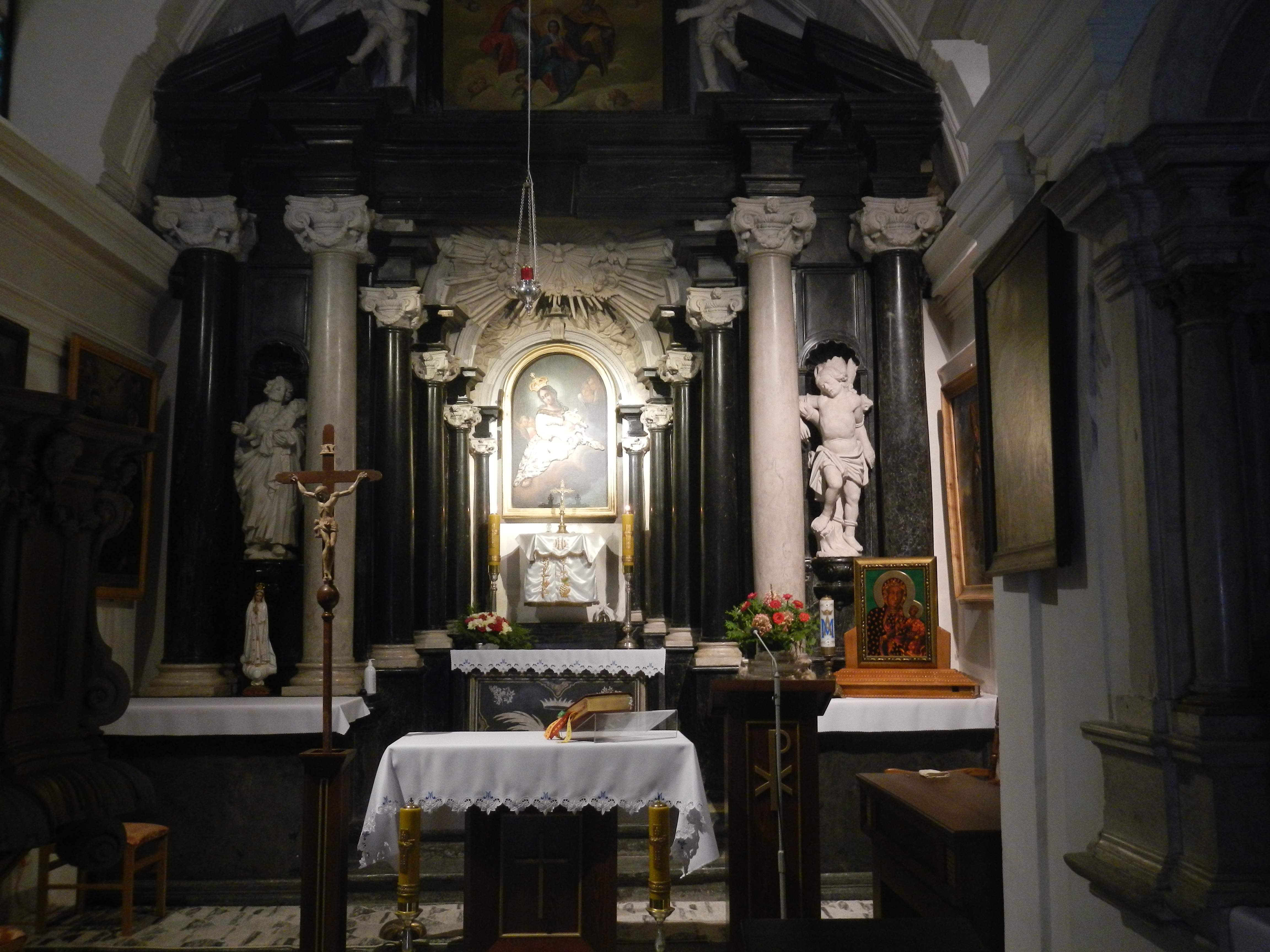 Białe figury i kolumny przy ołtarzu z kolumnadami z czarnego marmuru błogosławionej Salomei