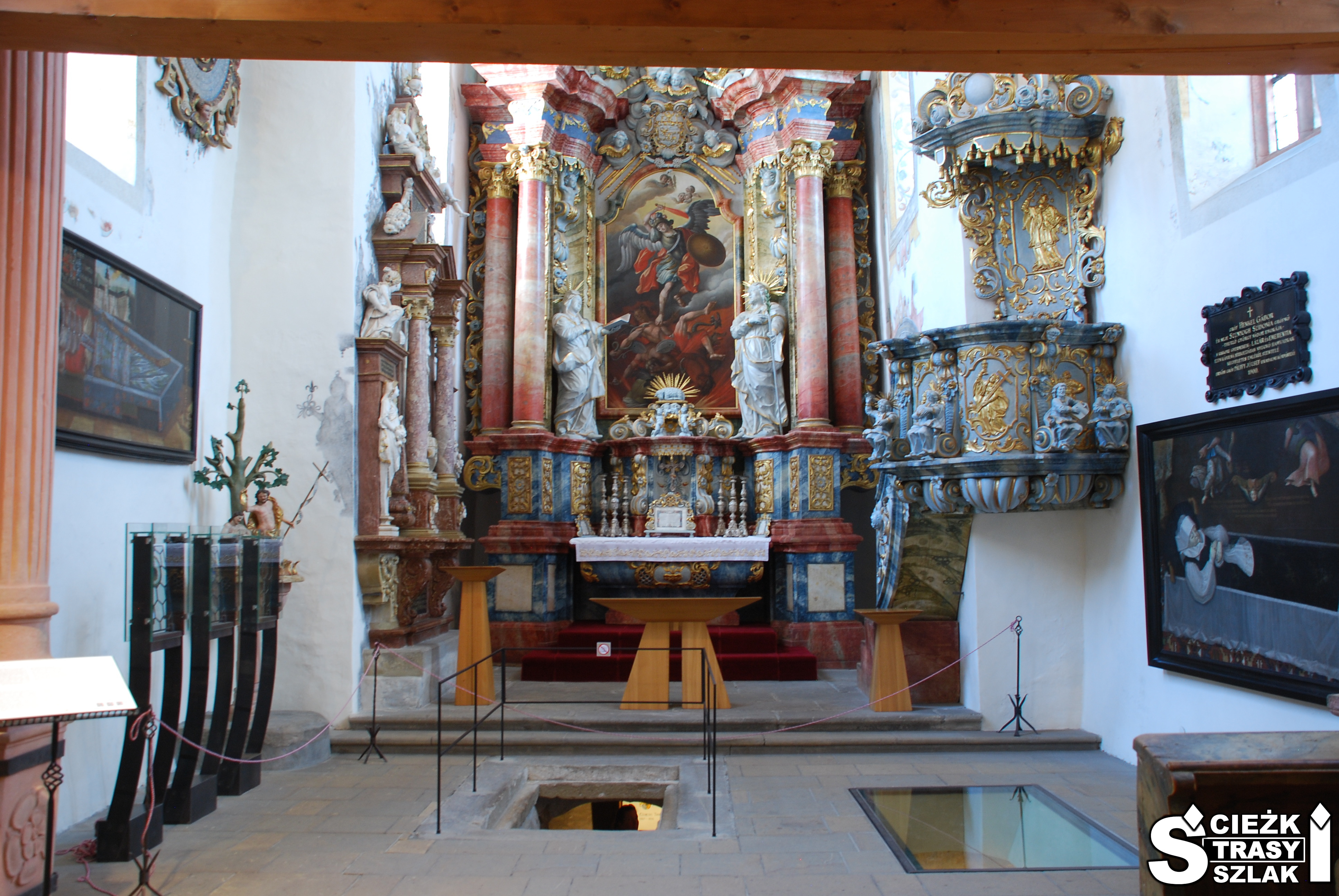 Ołtarz główny z kolumnami i ambona z rzeźbami we wnętrzu kaplicy Św. Michała przy Zamku Orawskim na Słowacji