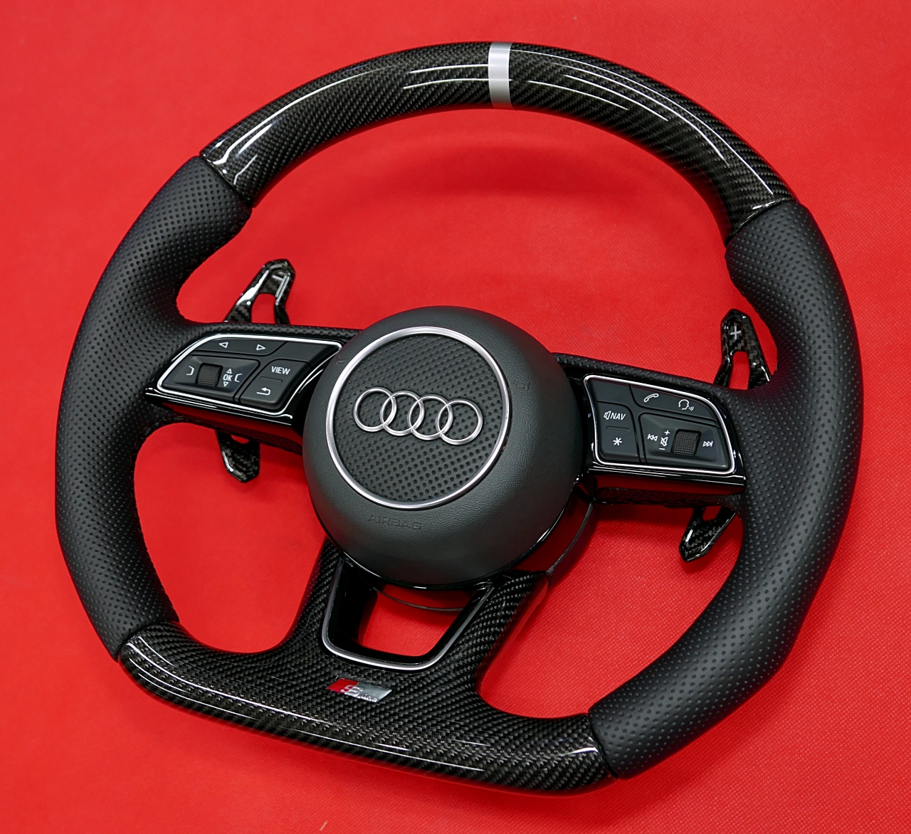Kierownica Audi z włókna węglowego carbon