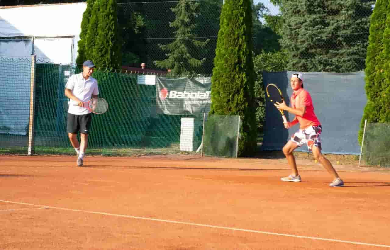 Lekcja indywidualna z tenisa w Szczecinie oferuje indywidualne podejście trenera do potrzeb klienta.