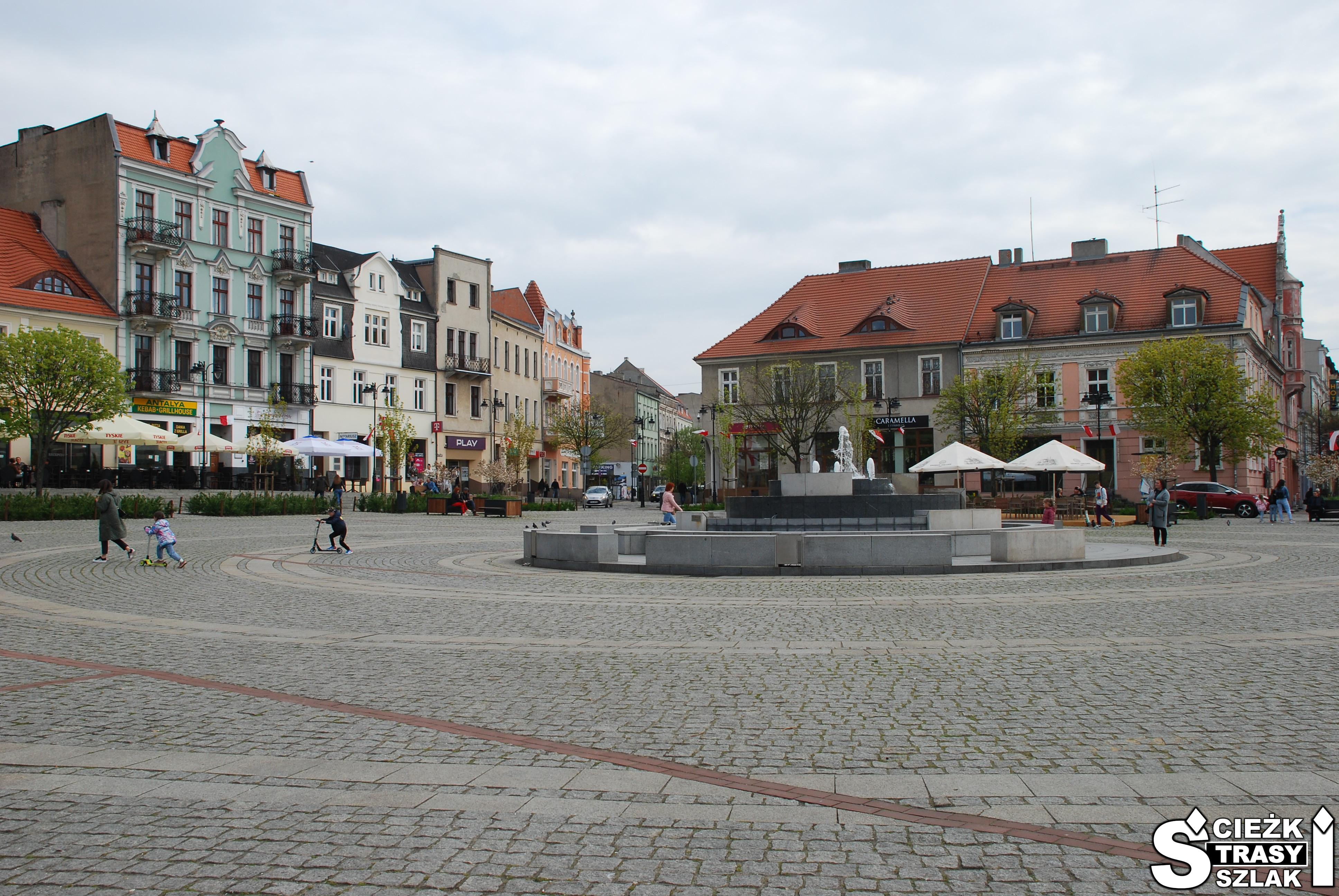 Fontanna na Starówce w Gnieźnie oraz zabytkowe kamienice na Rynku w Pierwszej Stolicy Polski
