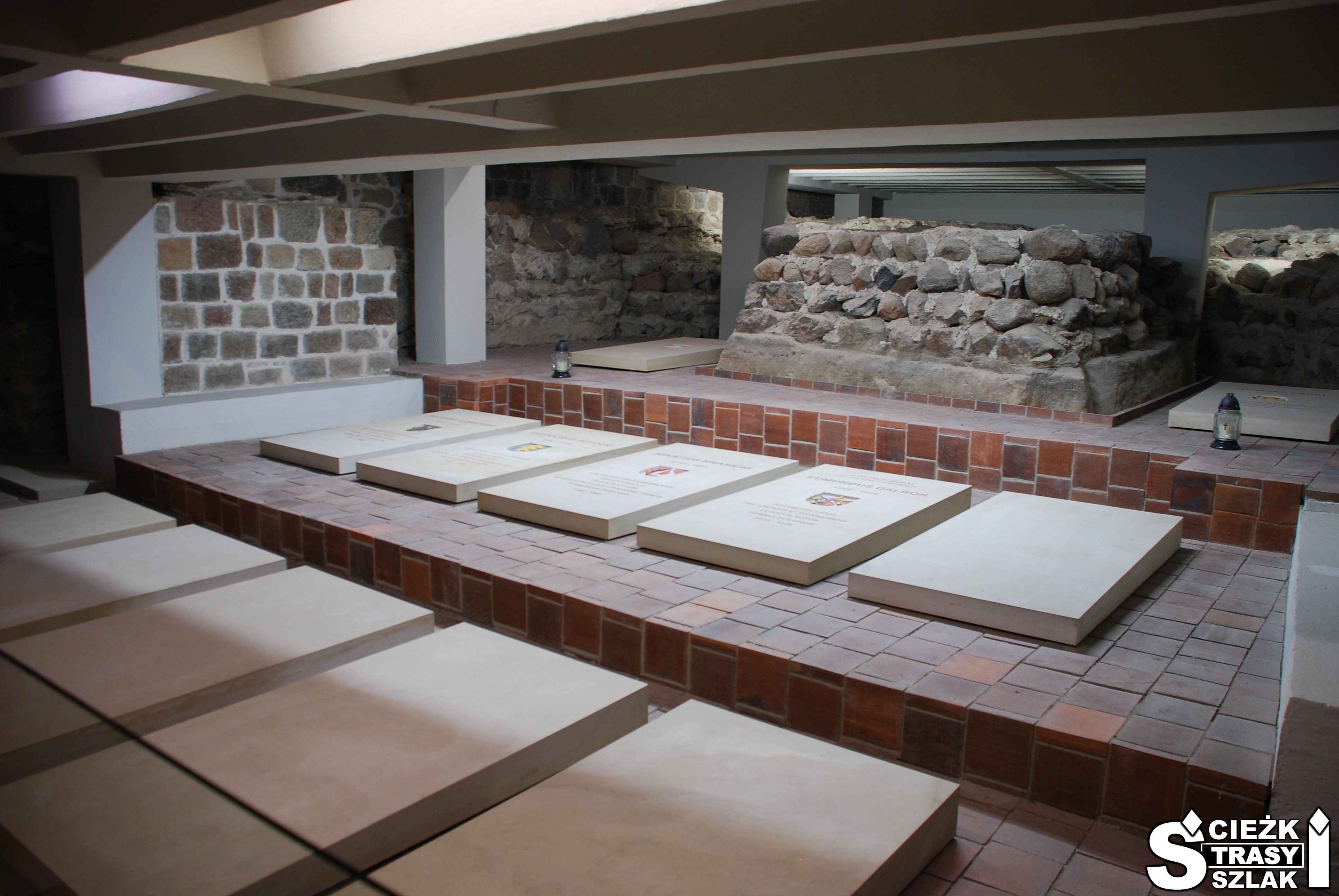 Fragmenty fundamentów Katedry Gnieźnieńskiej oraz płyty nagrobne ukryte w podziemiach
