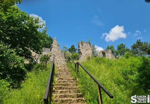 Strome schody i ruiny zamku w Bydlinie na wzgórzu św. Krzyża z okopami wojennymi