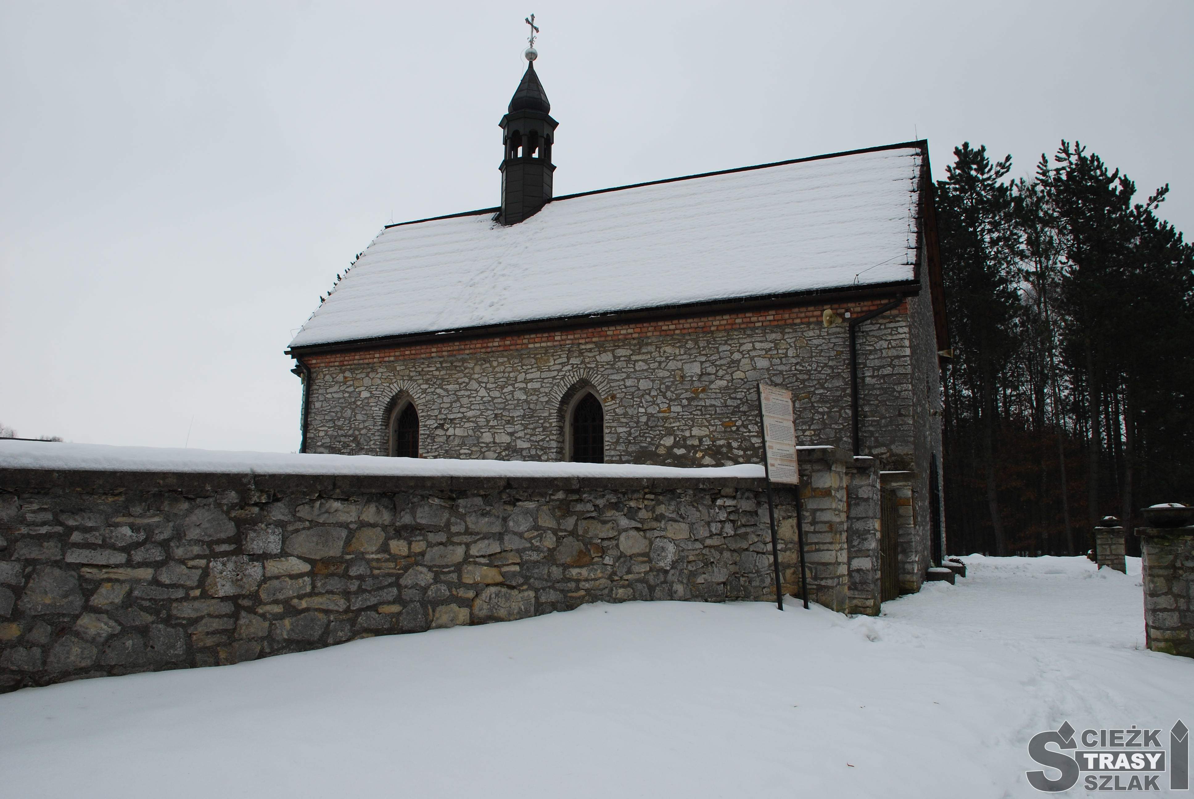 Kaplica cmentarna w Bydlinie z wieżyczką i dwoma łukowatymi oknami