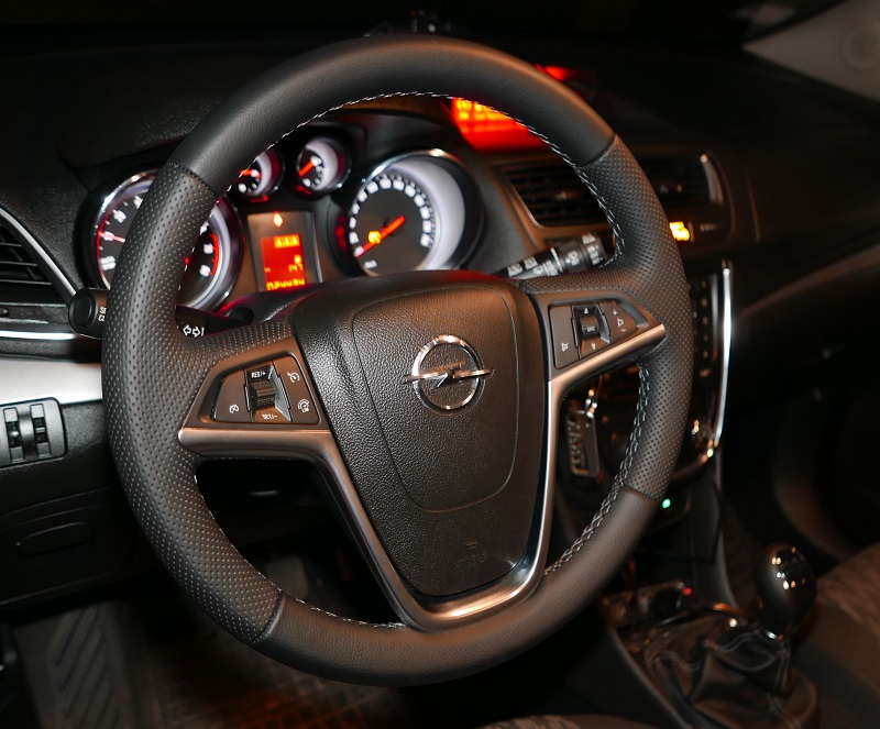 Obszywanie kierownic skórą Opel Astra