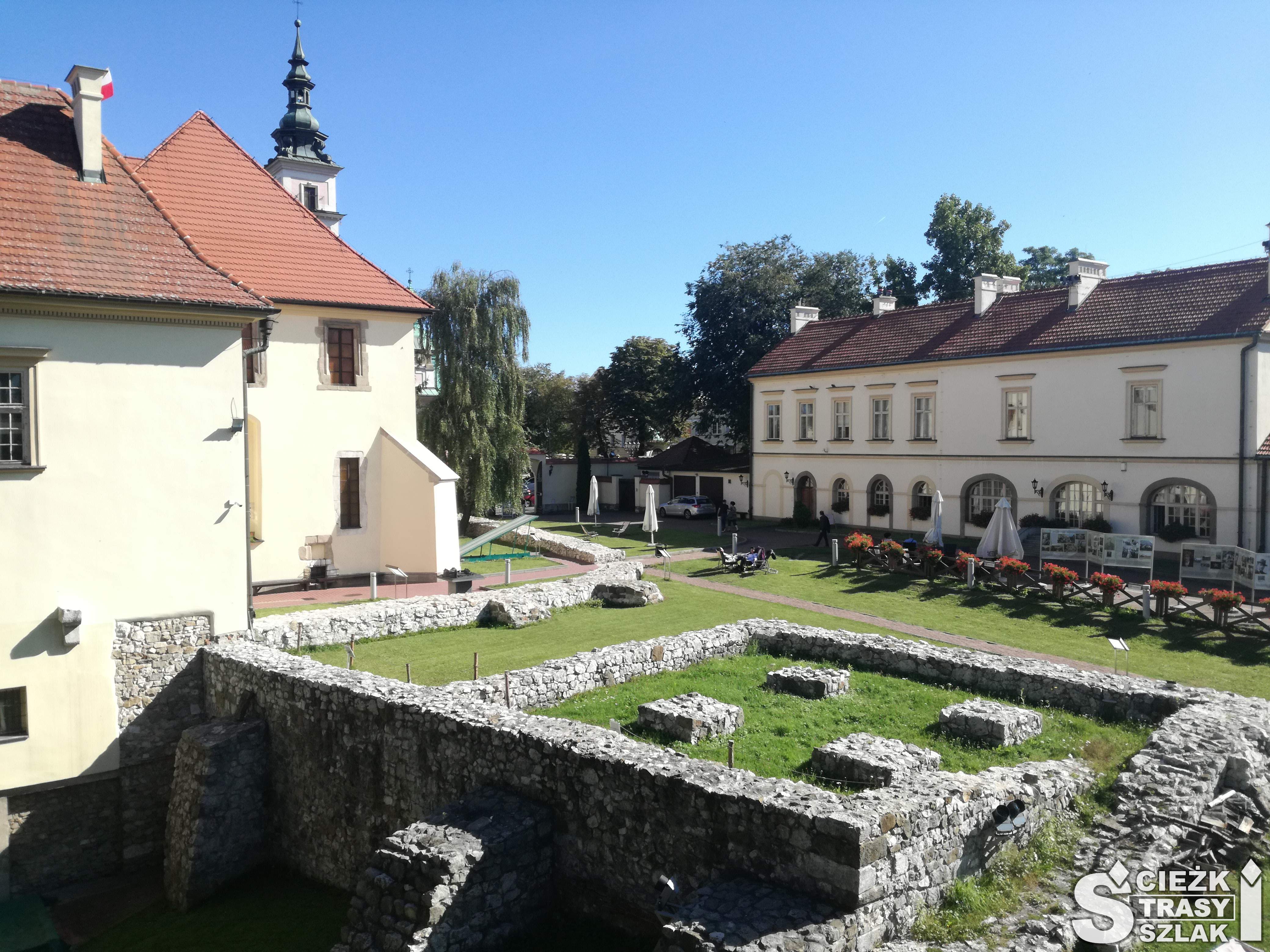 Ścieżka edukacyjna, i ogród królewski z fragmentami murów obronnych z baszty przy Zamku Żup Krakowskich w Wieliczce