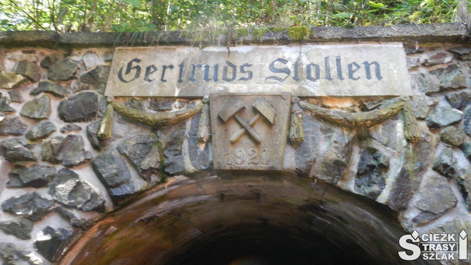 Napis "Gertruds Stollen" w języku niemieckim nad wejściem do sztolni Gertruda - Kopalnia Złota