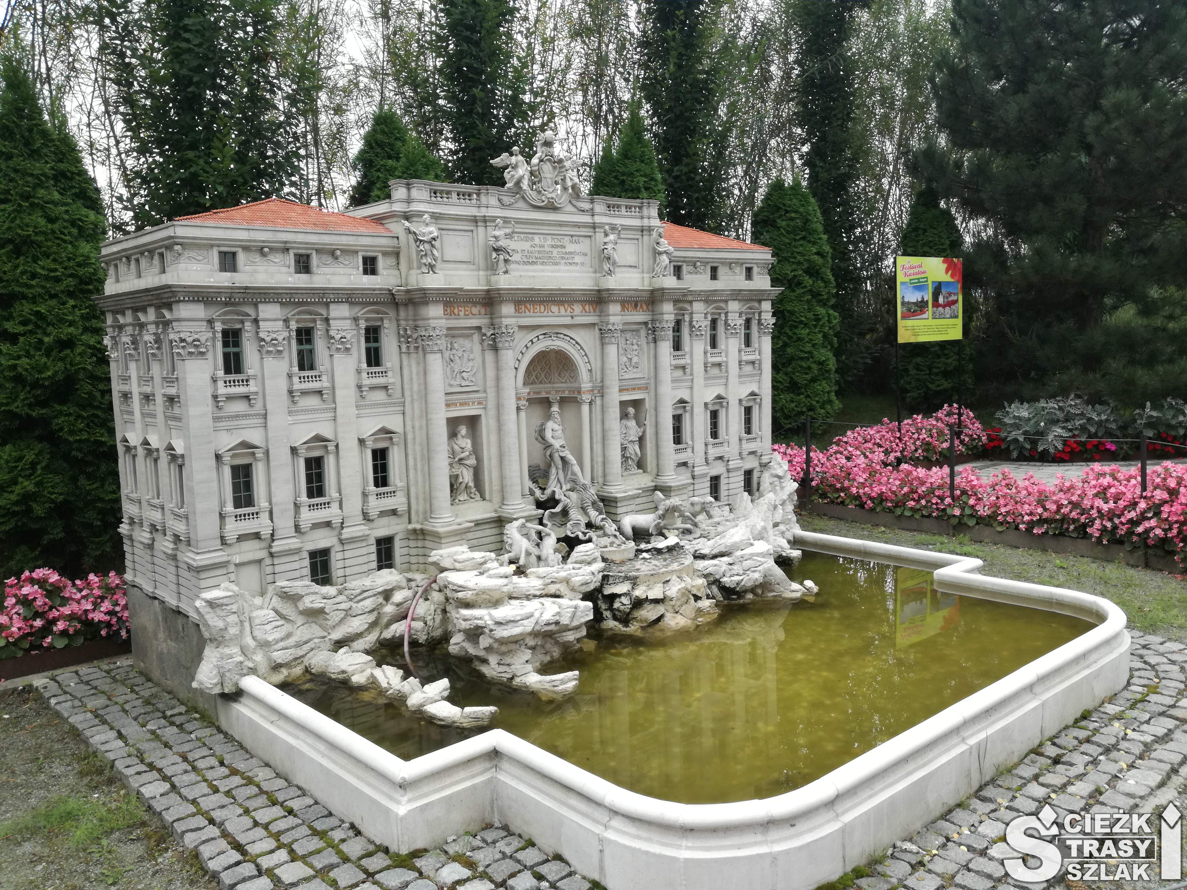 Miniatura Fontanny di Trevi z Rzymu przed białym budynkiem w Parku Miniatur Minieuroland w Kłodzku