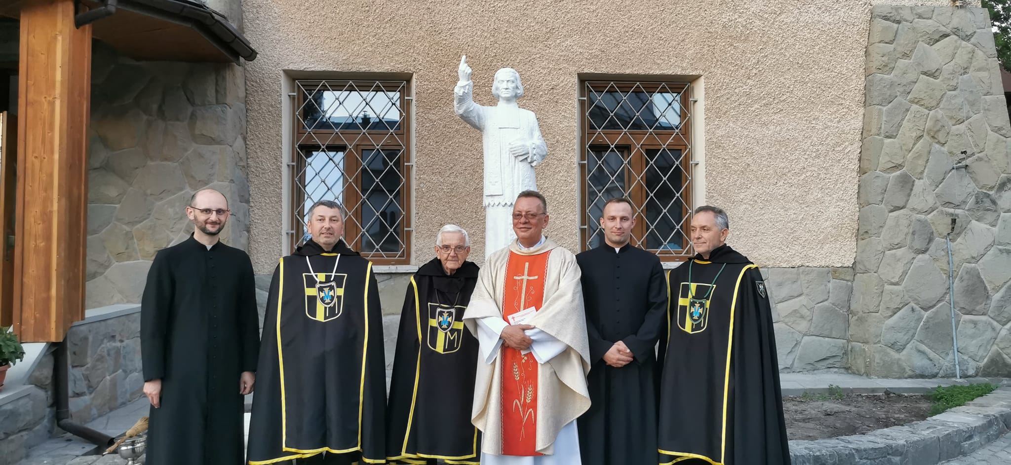 04 sierpnia 2022 poświęcenie figury Świętego Jana Vianney'a przed parafialną plebanią w Krynicy-Zdroju