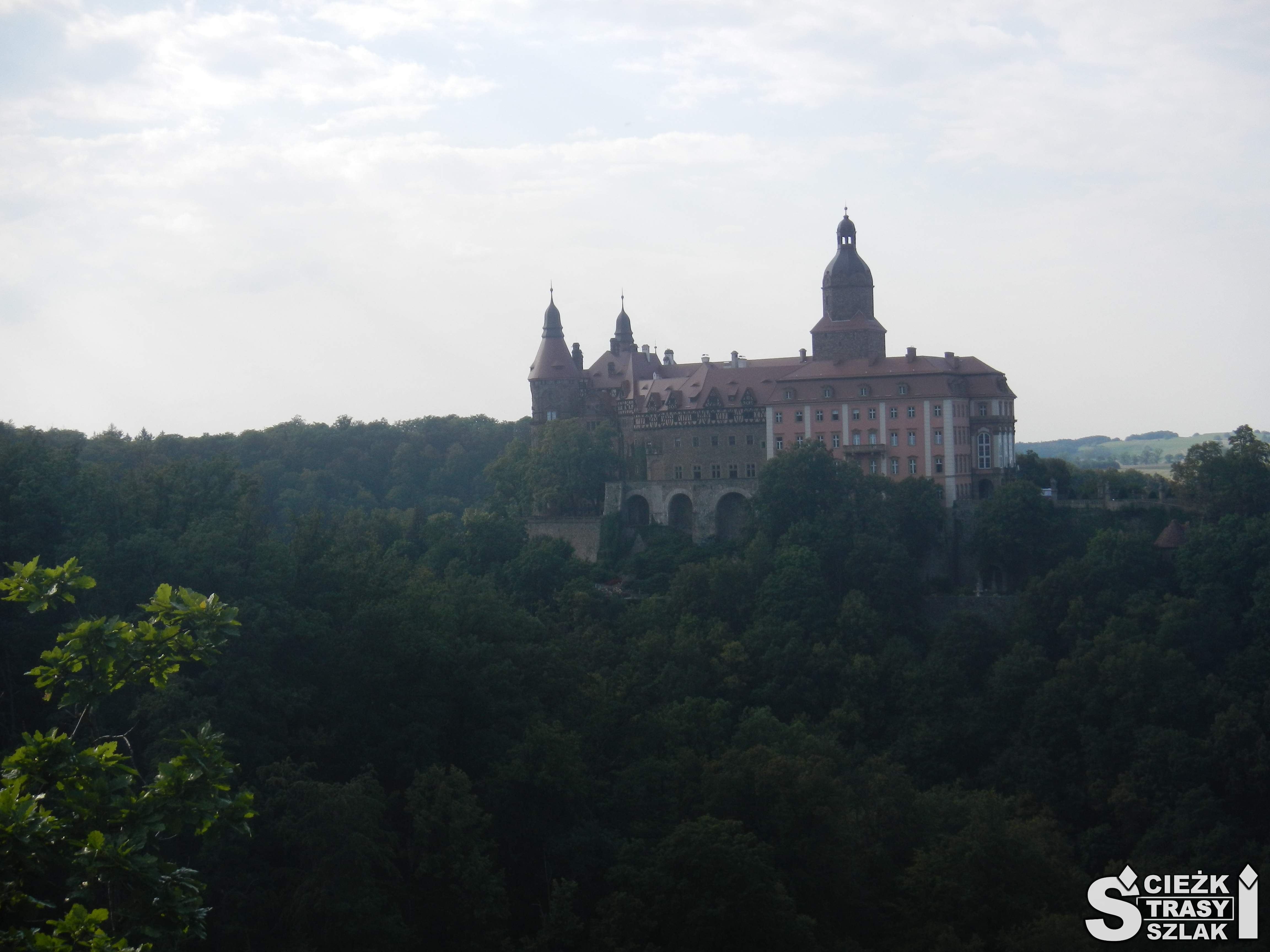 Zamek Książ z punktu widokowego ze ścieżki edukacyjnej w stronę Palmiarni Wałbrzyskiej