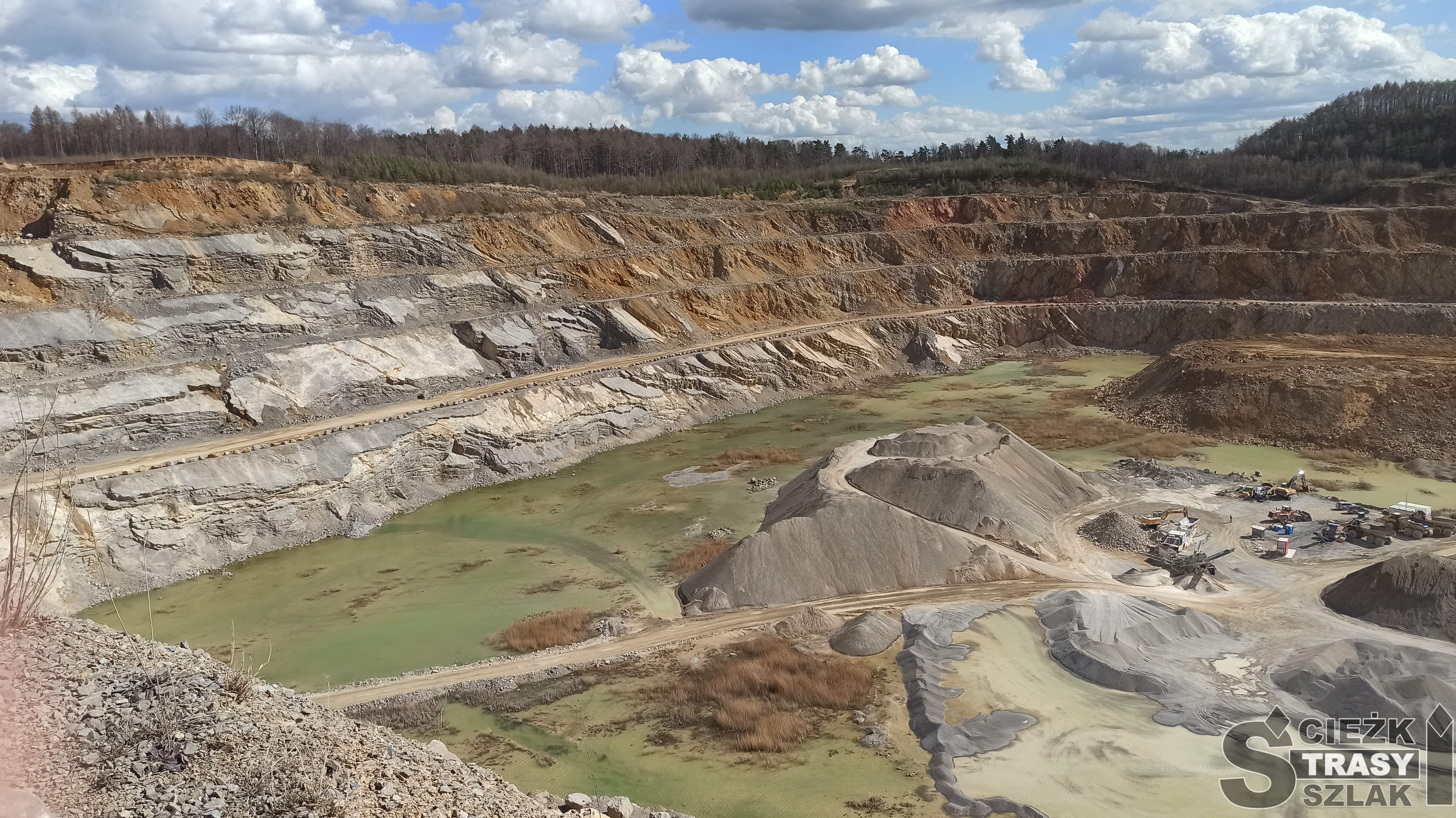 Panorama rozciągająca się nad kopalnią wapienia Czatkowice ze wzgórza Bożej Męki