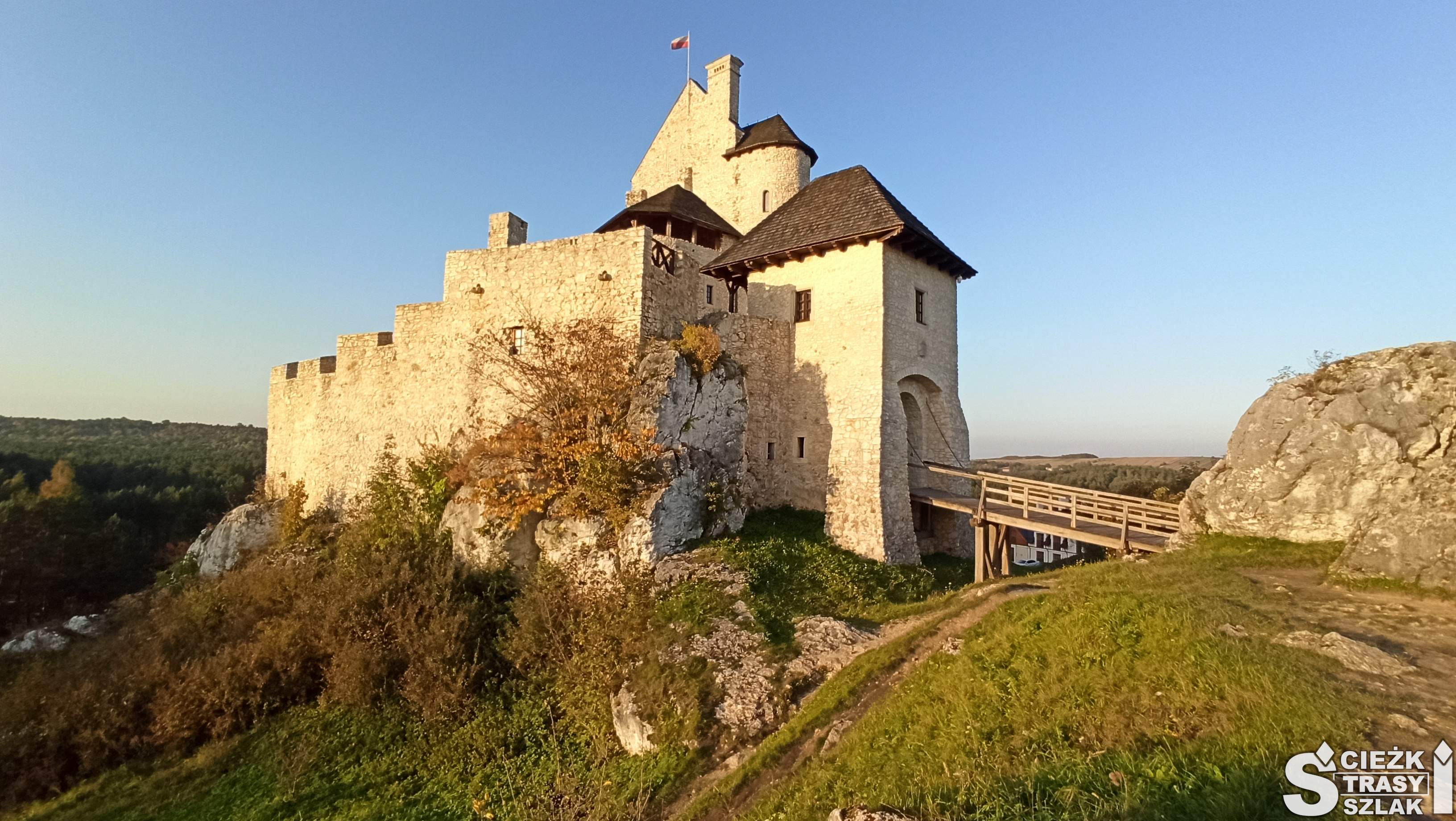 Mury obronne otaczające Zamek w Bobolicach z punktu widokowego na jednej ze skał wapiennych na Błoniach zamkowych
