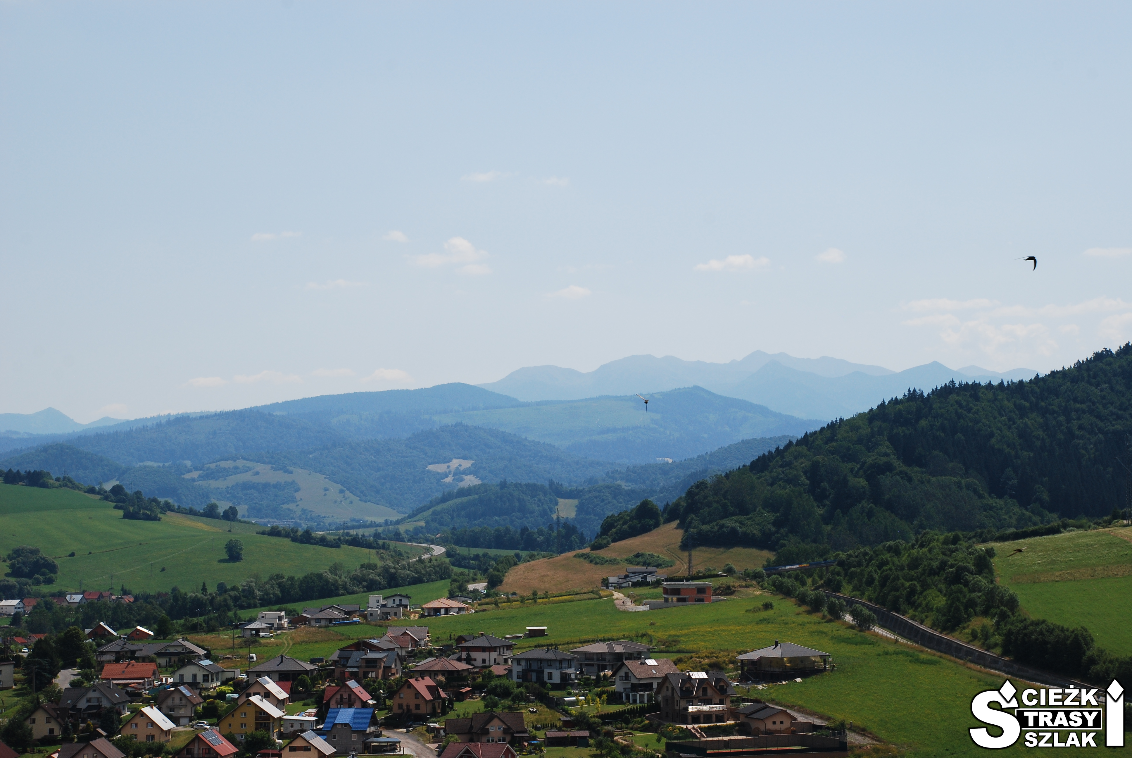Górski widok z Górnego Zamku Orawskiego na Oravský Podzámok leżący w dolinie Orawa