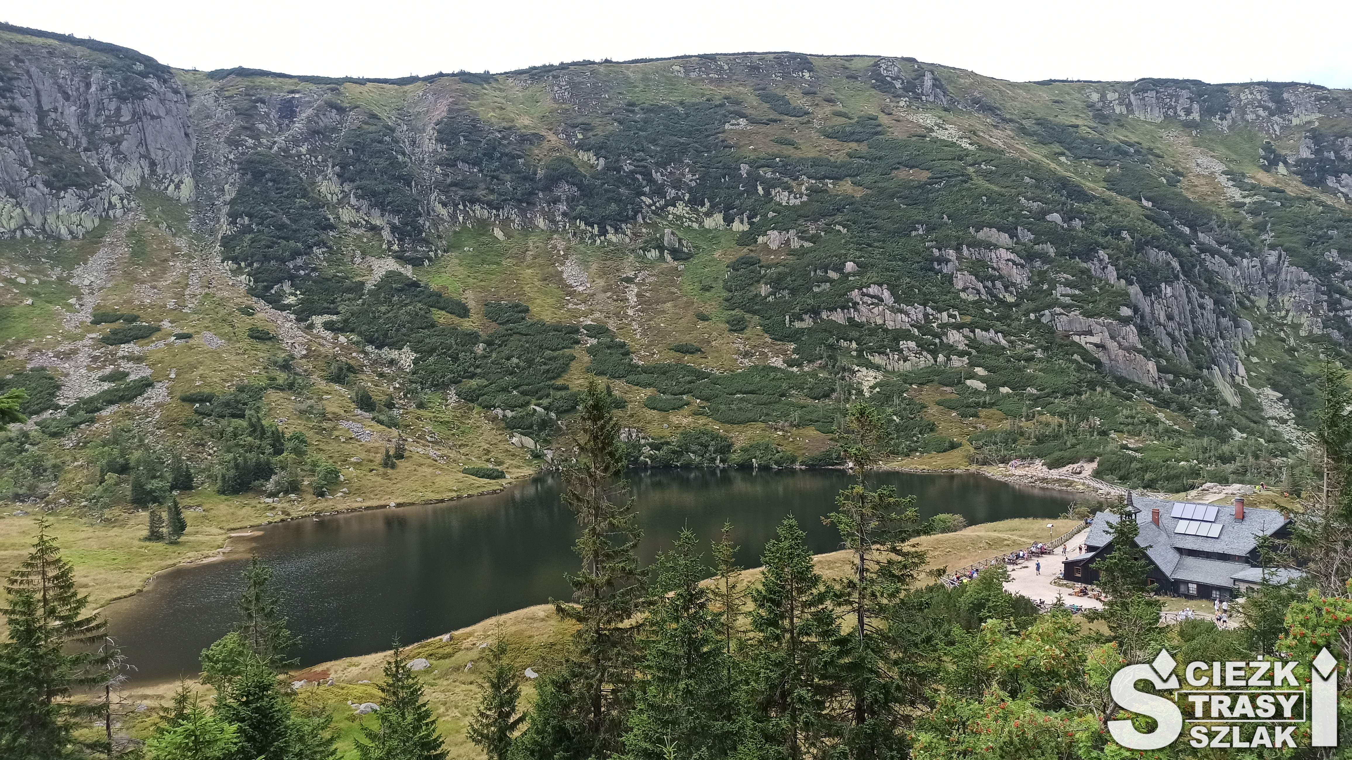 Krajobraz z punktu widokowego (niebieski szlak górski na Śnieżkę) na schronisko Samotnia i Mały Staw - górskie jezioro