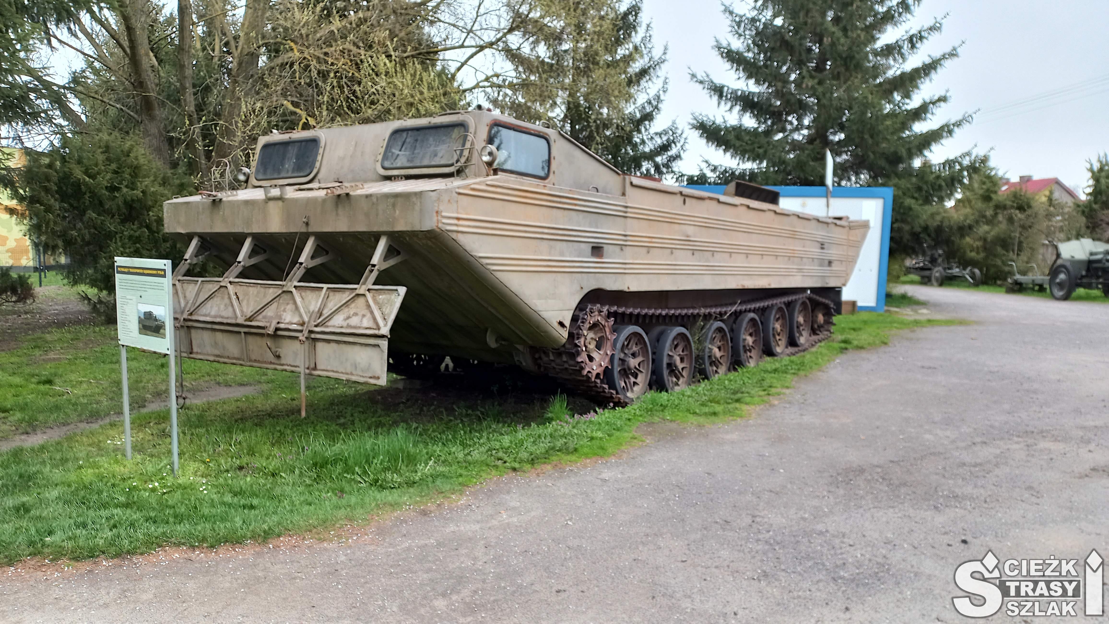 Wóz pancerny na gąsienicach w skansenie sprzętu wojskowego w Międzyrzeczu MRU