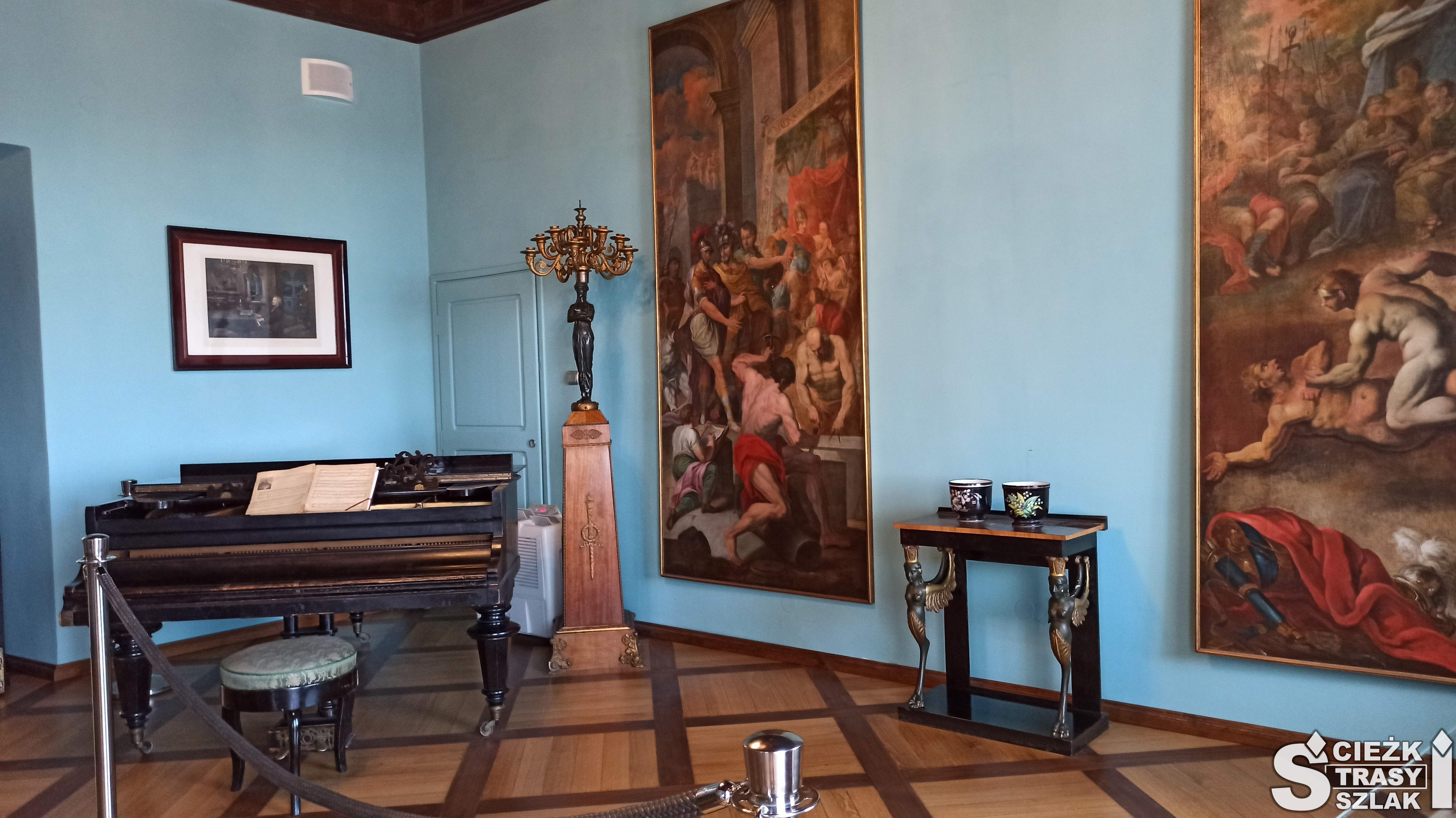 Fortepian i arrasy na ścianie komnaty królewskiej tworzącej muzeum w Zamku Książ