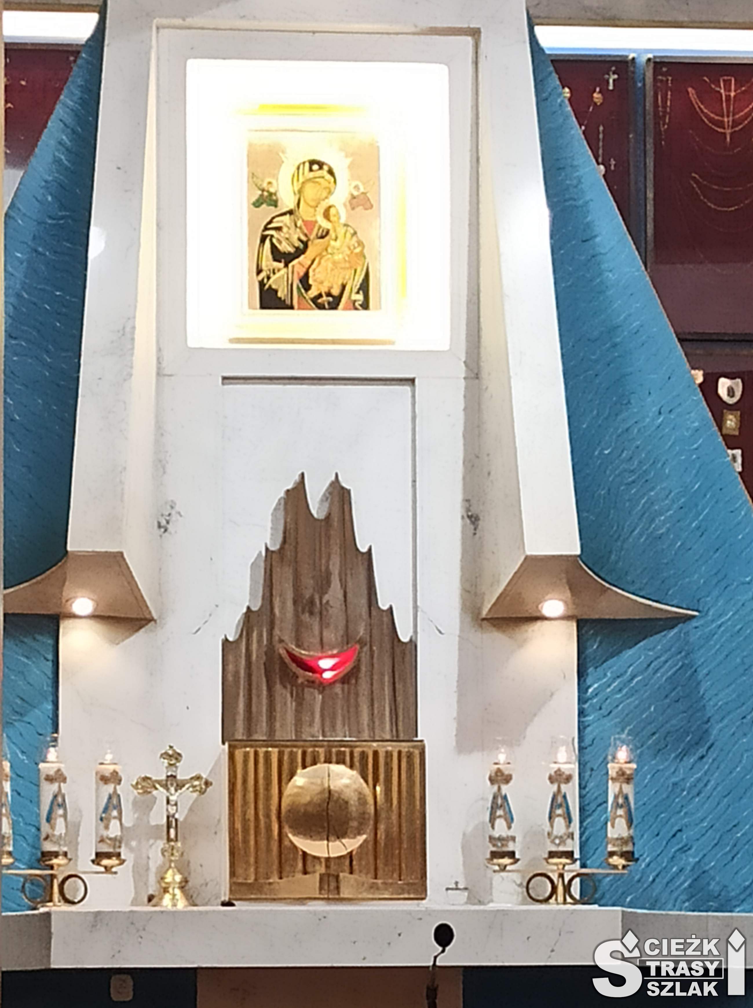 Ołtarz boczny z cudownym obrazem Matki Boskiej Nieustającej Pomocy przypominający niebieską szatę Maryi