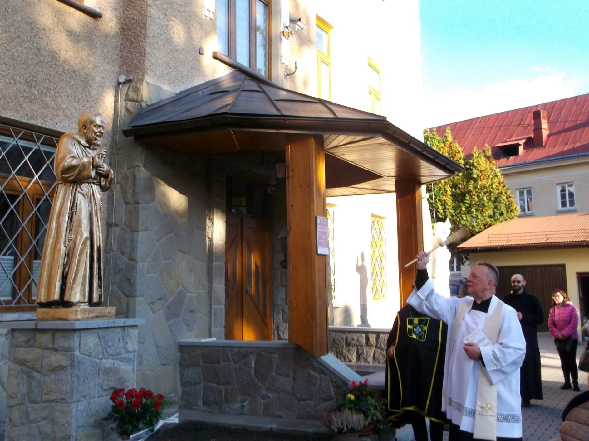 23 września 2022 poświęcenie figury Świętego Ojca Pio przed parafialną plebanią w Krynicy Zdroju