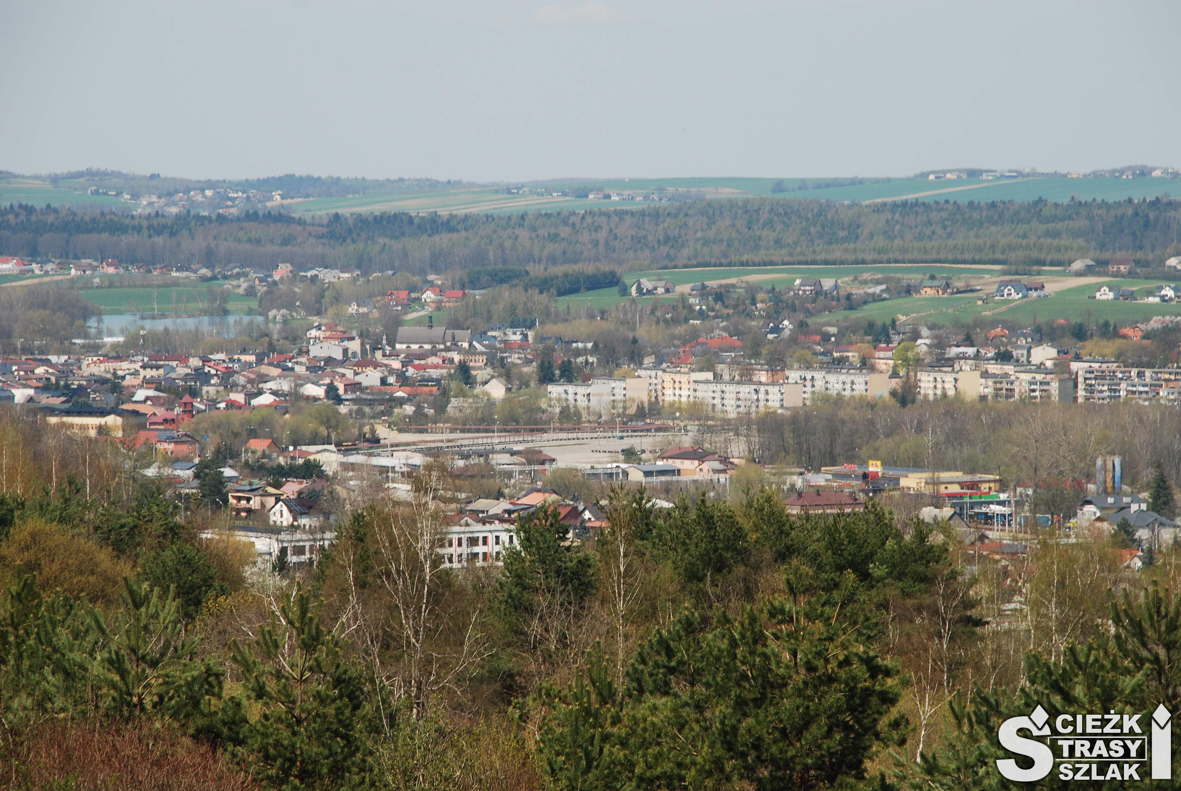 Panorama miasta Wolbrom z punktu widokowego na Kamiennej Górze z krzyżem milenijnym