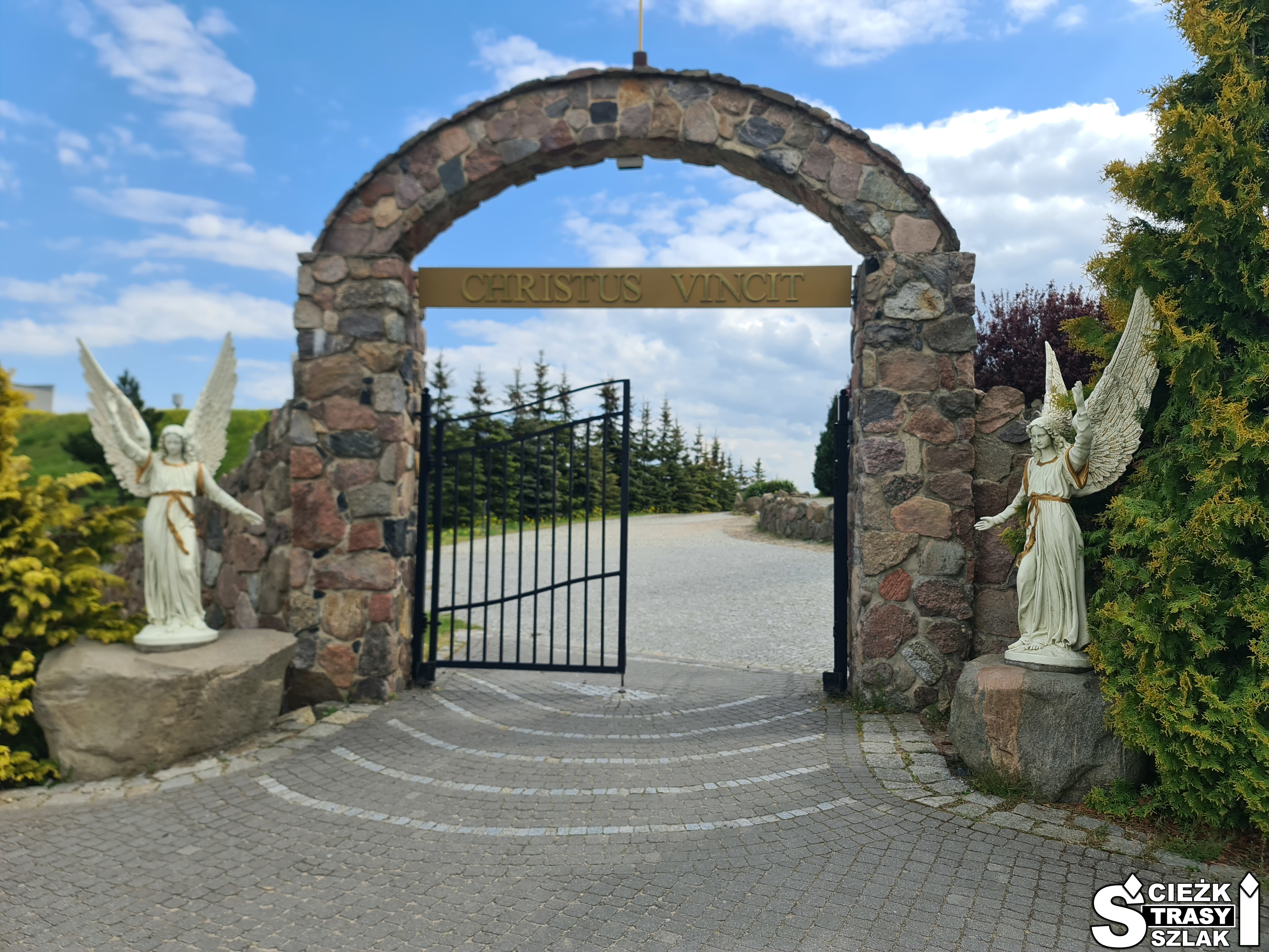 Brama prowadząca do golgoty u podstawy figury Jezusa Chrystusa w Świebodzinie strzeżona przez dwa wysokie anioły