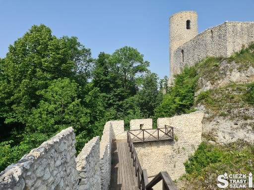 Wysoki mur obronnym z blankami i chodnikiem strzeleckim z punktu widokowego zamku Smoleń
