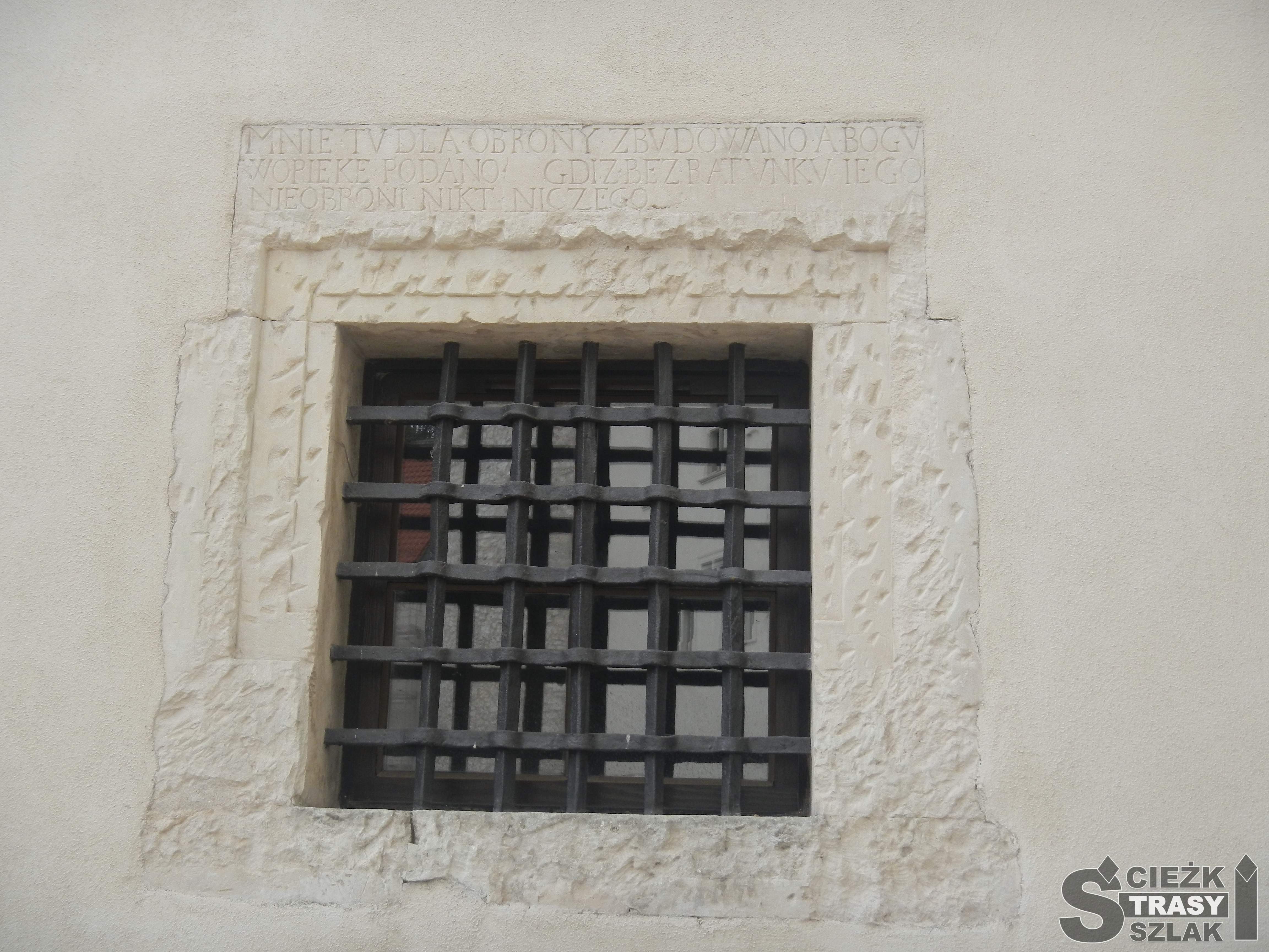 Okratowane okno na ścianie zamku pieskowa pod wyrytym napisem autorstwa Mikołaja Reya