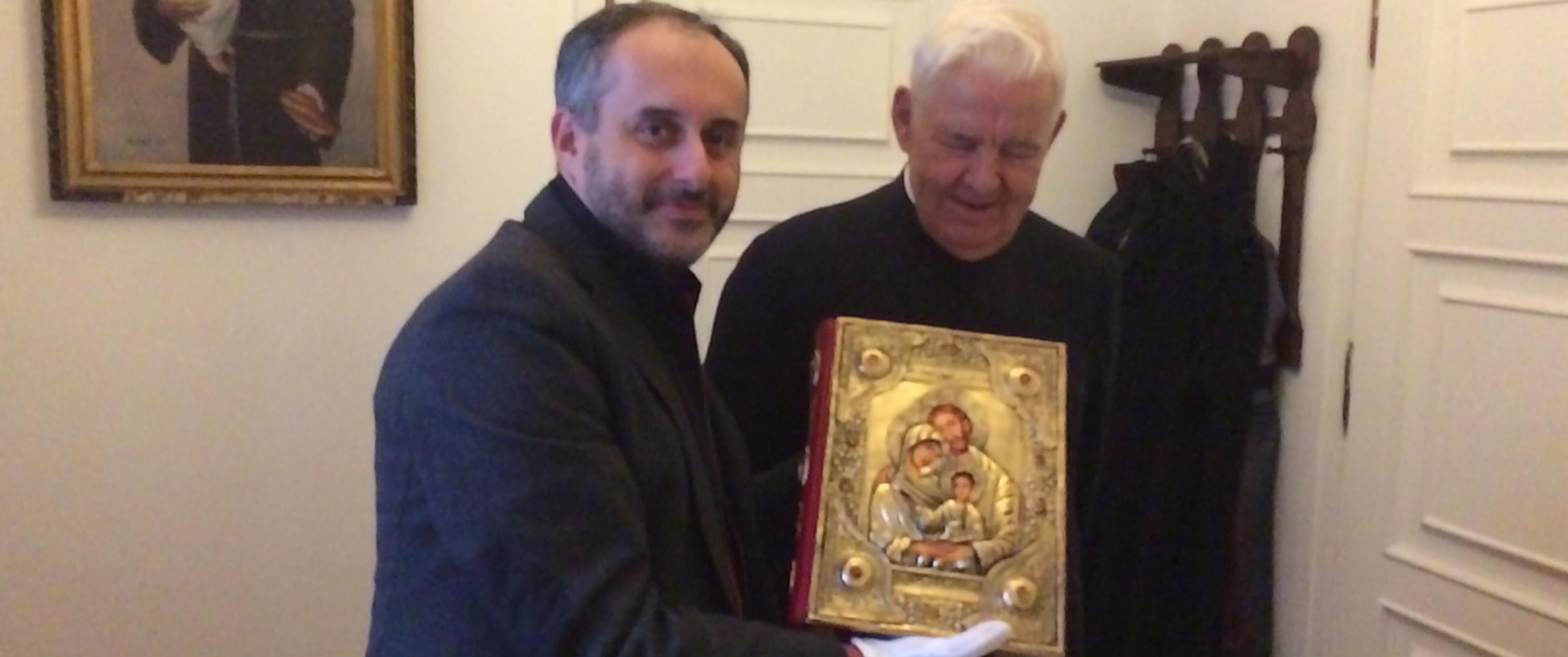 Wręczenie Złotej Biblii Papieskiej autorowi przekładu biskupowi Romaniukowi