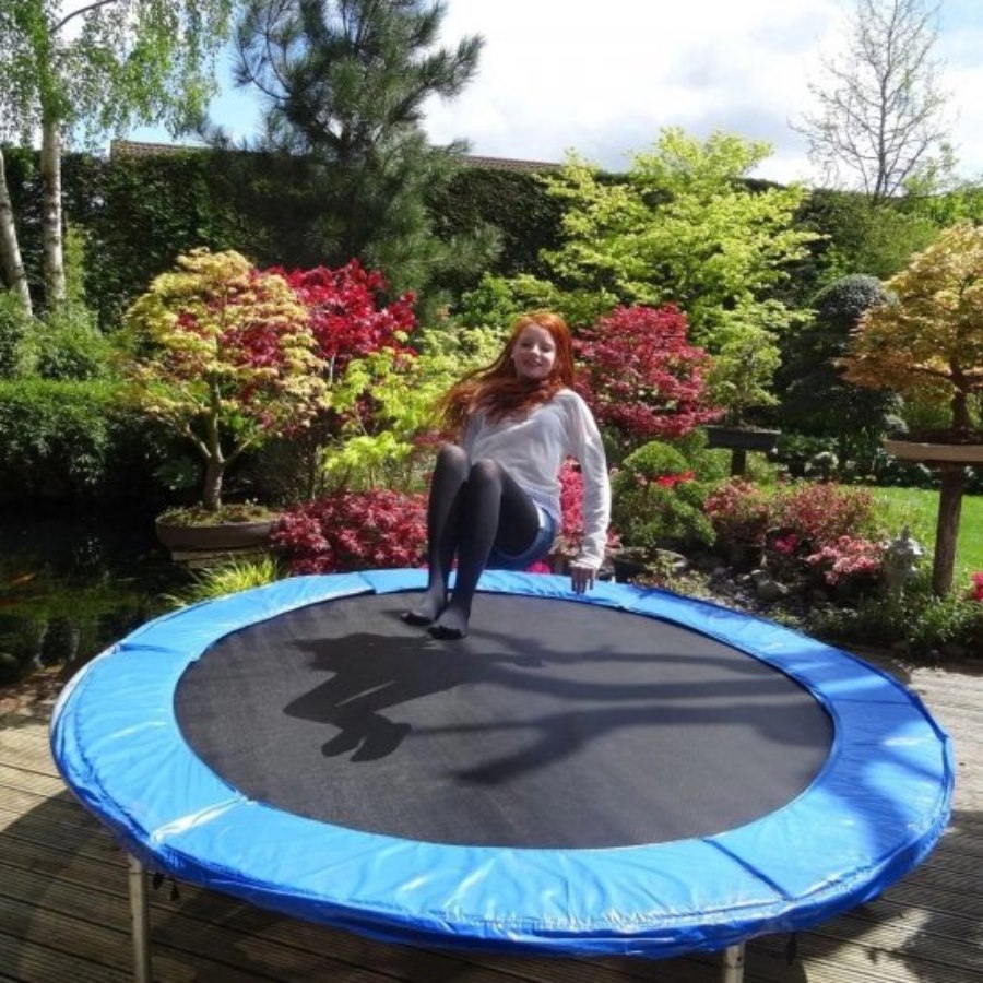 Mata do trampoliny z metalowymi zaczepami