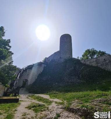 Wieża otoczona murem obronnym wokół Zamku Pilcza w Smoleniu zbudowanym na skale wapiennej