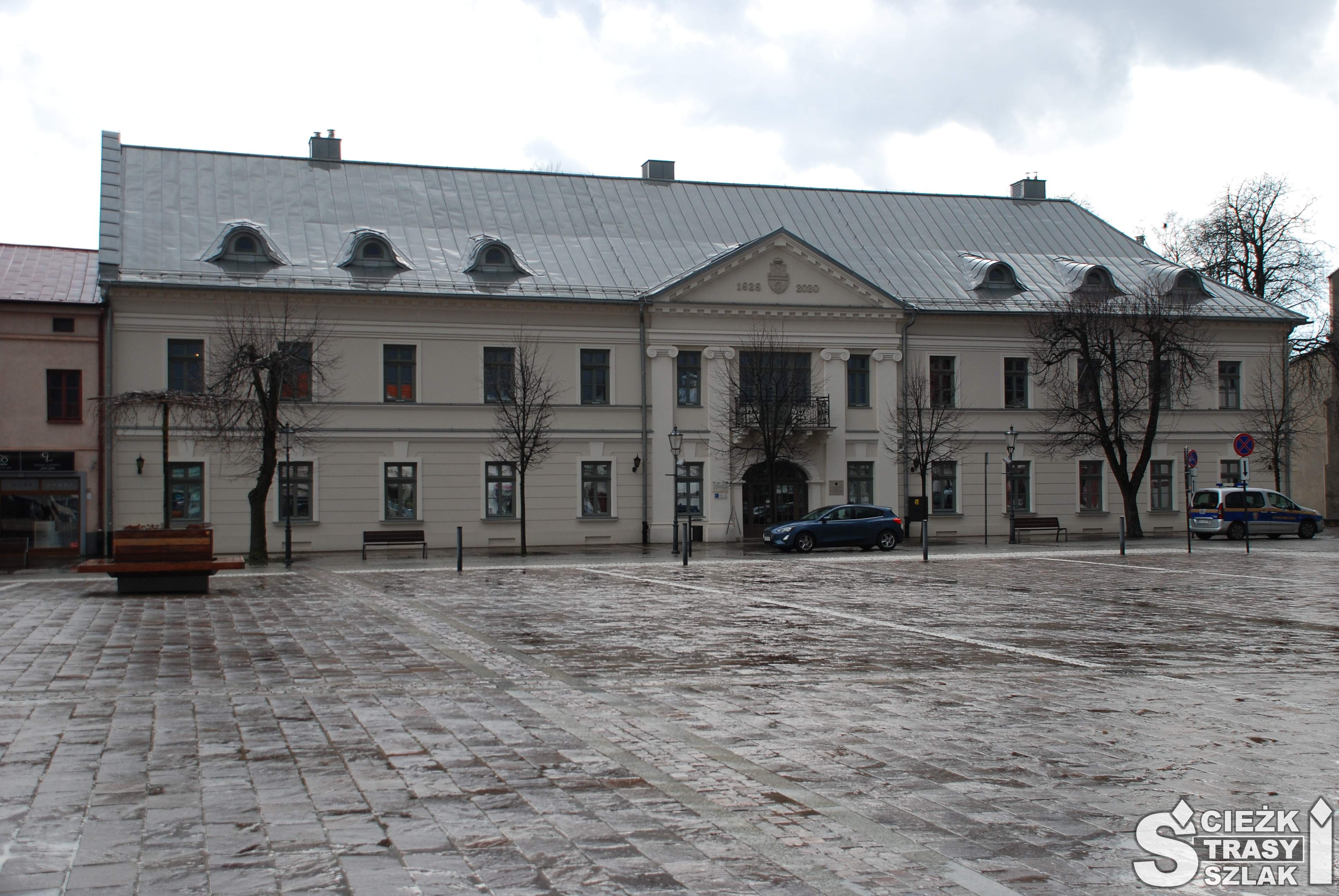 Budynek dawnego Starostwa w Olkuszu w starej kamienicy na rynku z figurami olkuskich gwarków