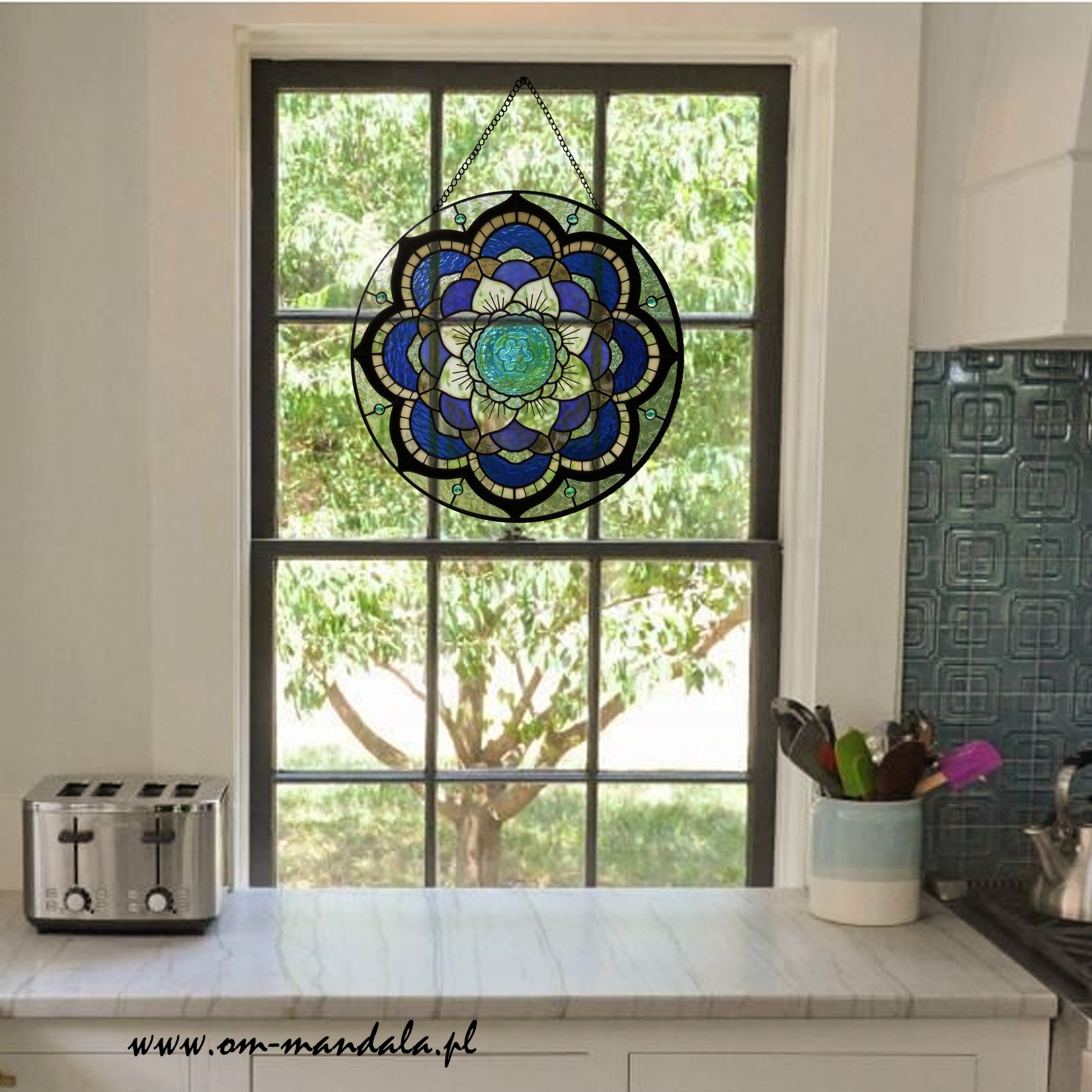 Mandala na szkle w oknie kuchennym
