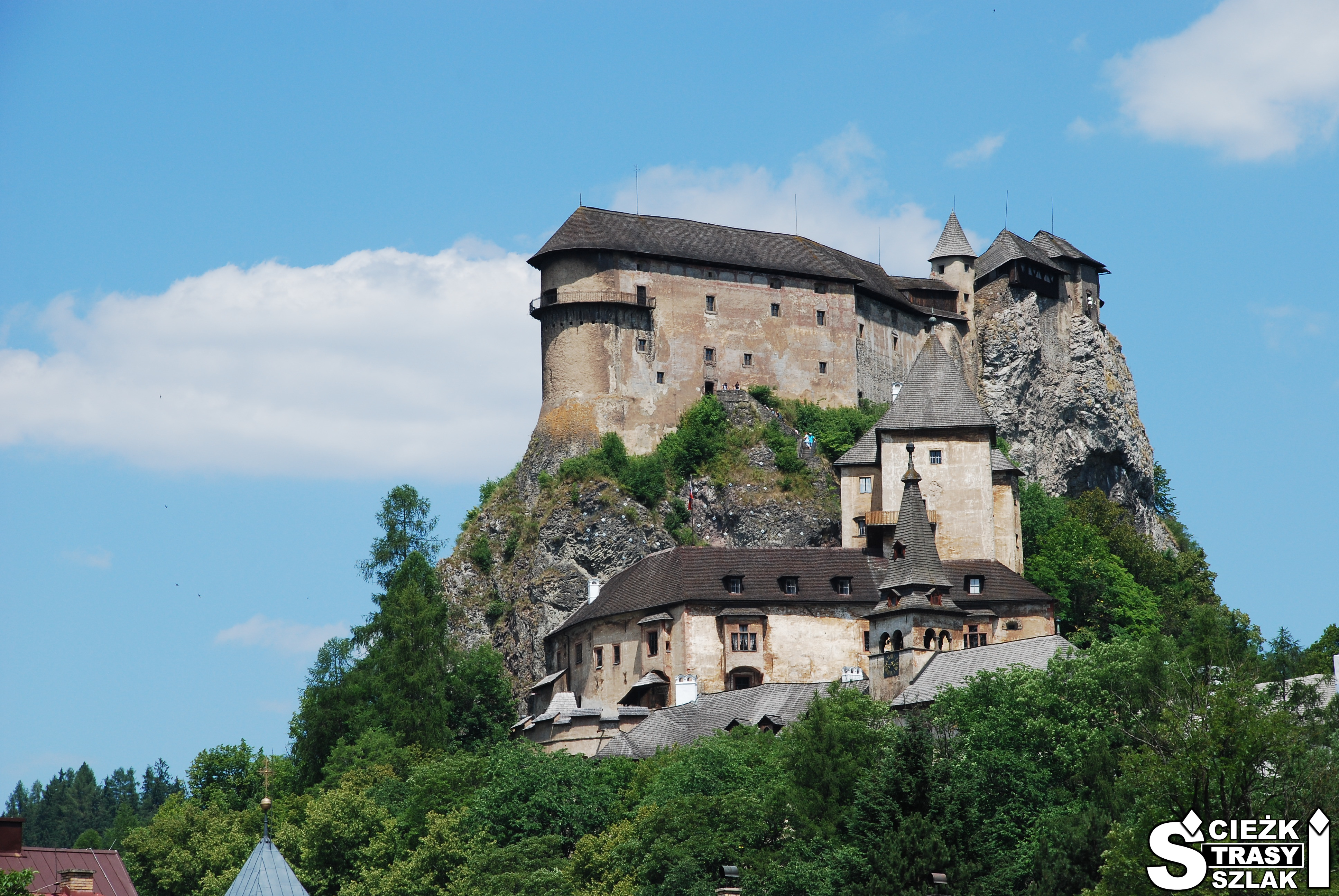 Zamek Orawski na Słowacji z przylegającymi do dolomitowej skały pałacami, wieżą i basztą