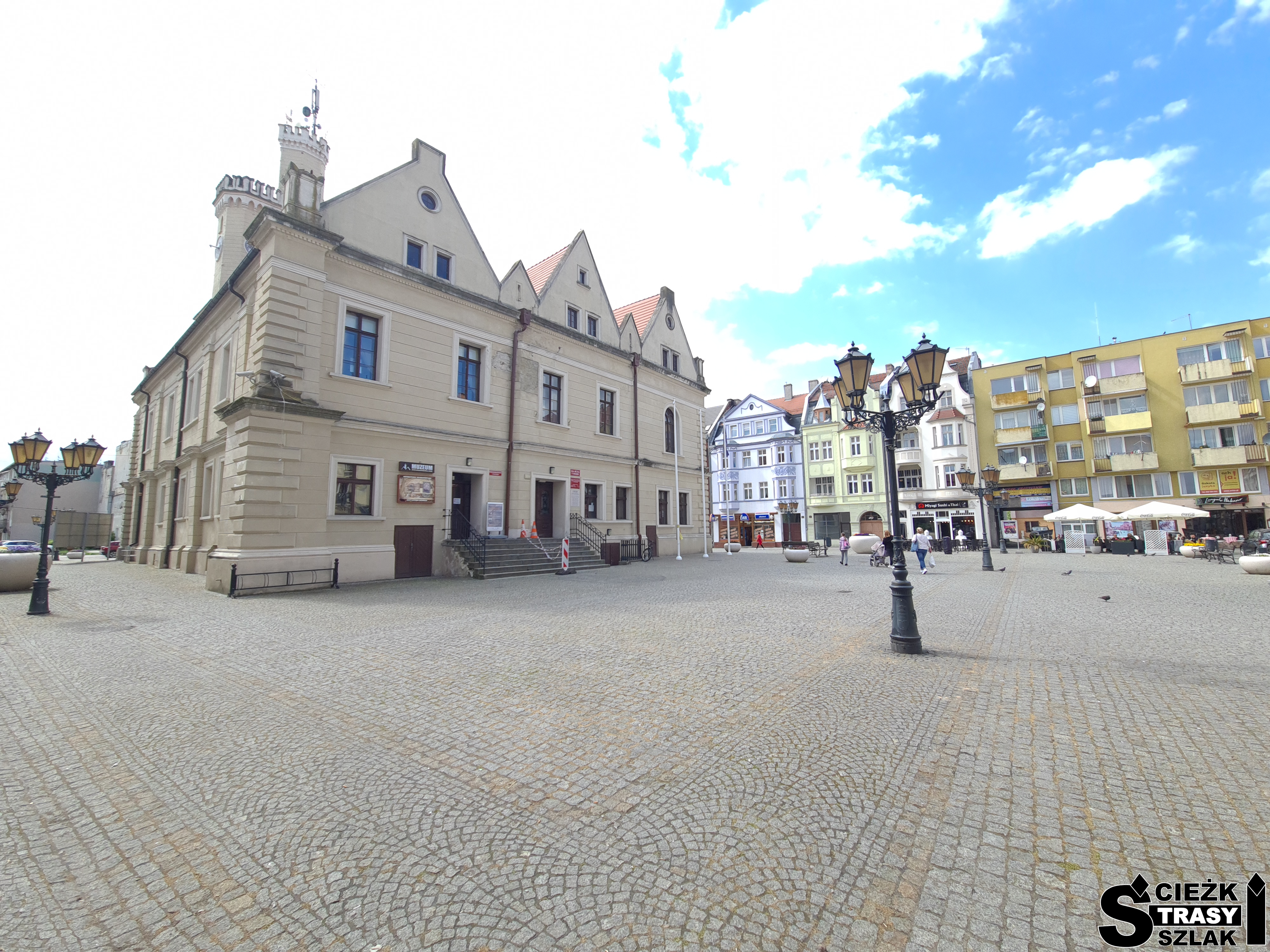 Rynek główny w centrum miasta w Świebodzinie z główną atrakcją - ratuszem z wieżą, skąd rozbrzmiewa hejnał Świebodzina