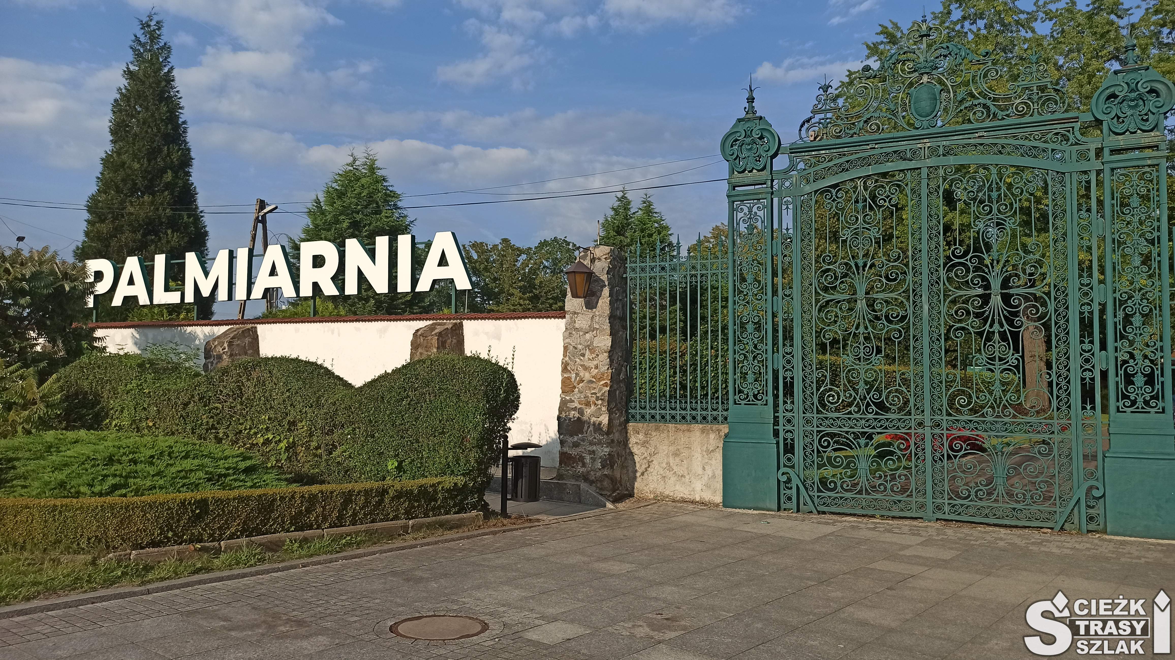 Zabytkowa brama na wejściu do Palmiarni Wałbrzyskiej blisko Zamku Książ