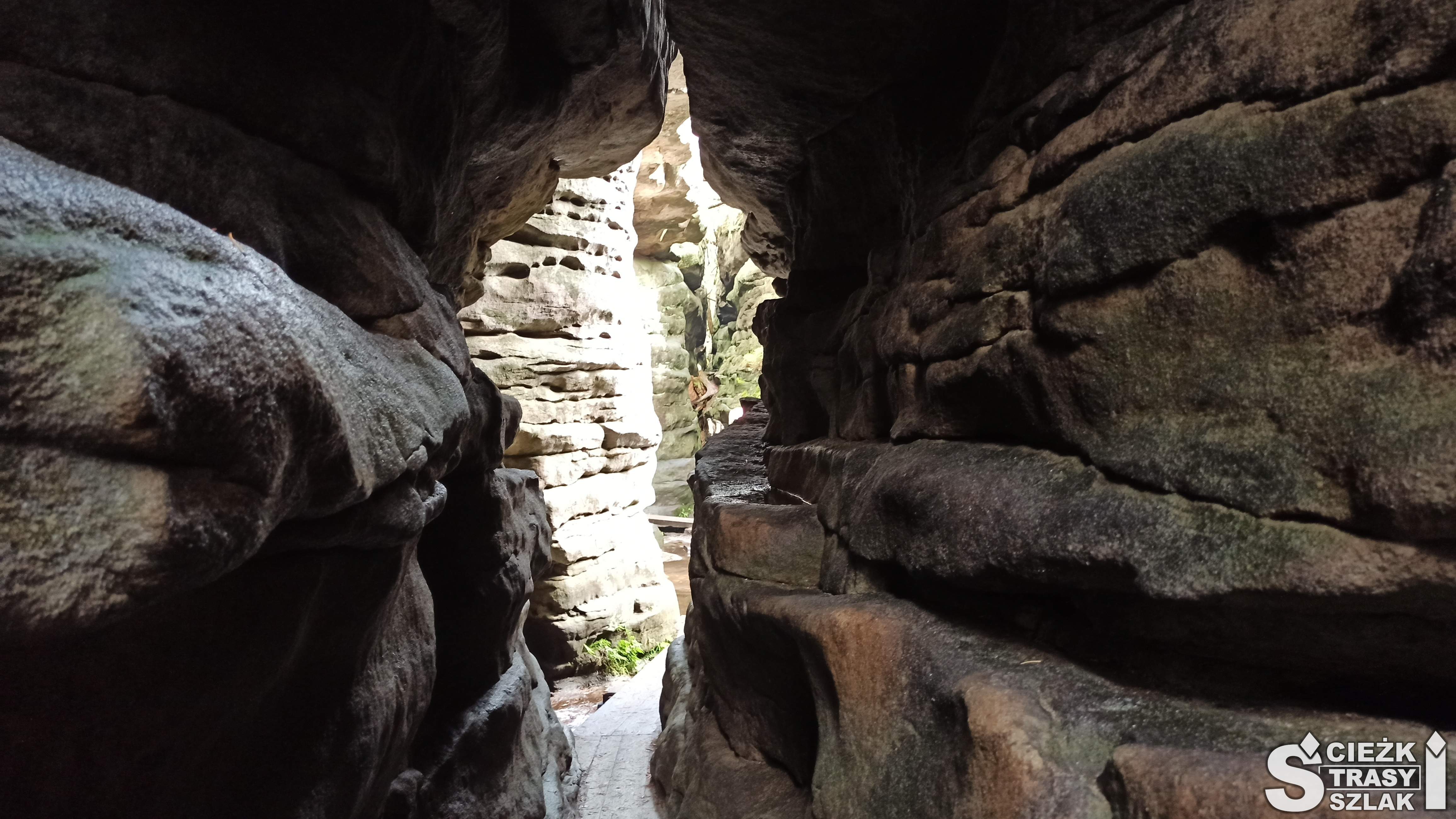 Wąska ścieżka przez zbite osobliwości skalne tworzące labirynt błędnych skał
