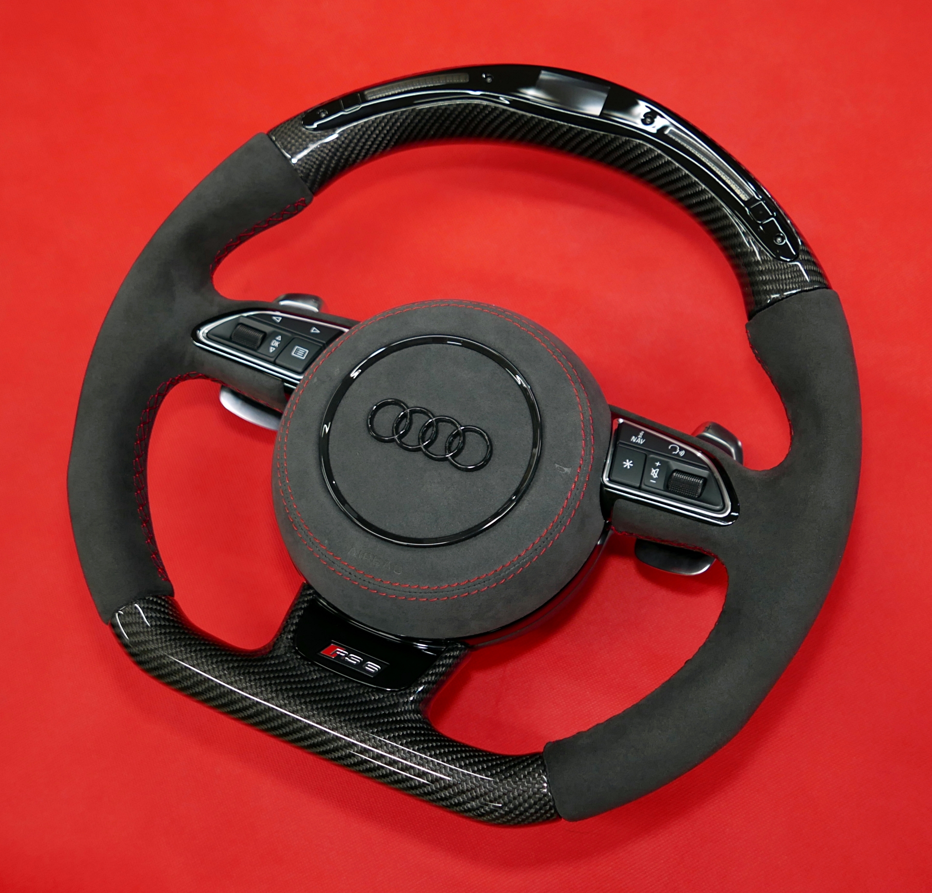 Wyświetlacz LED na kierownicy Audi RS Carbon