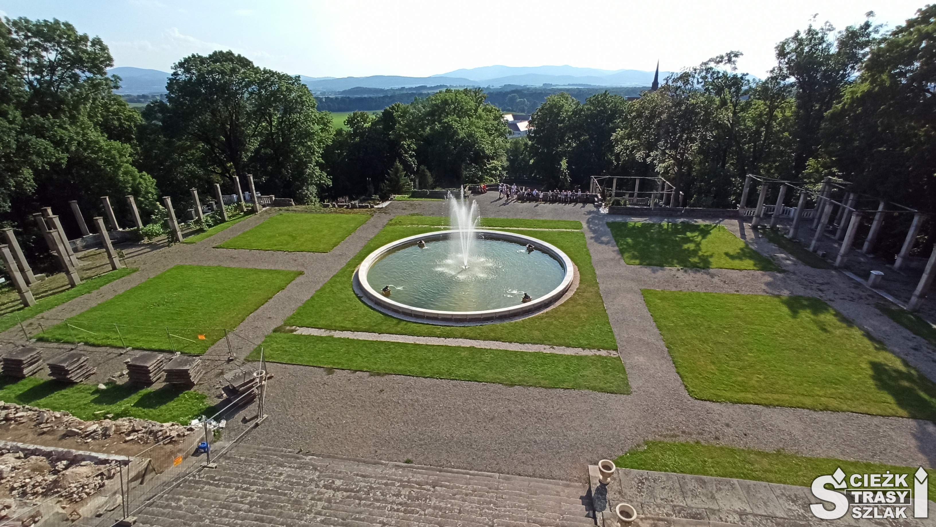 Panorama na pałacowe ogrody z okrągłą, wysoko tryskającą wodę fontanną punktu widokowego Pałacu Ząbkowickiego
