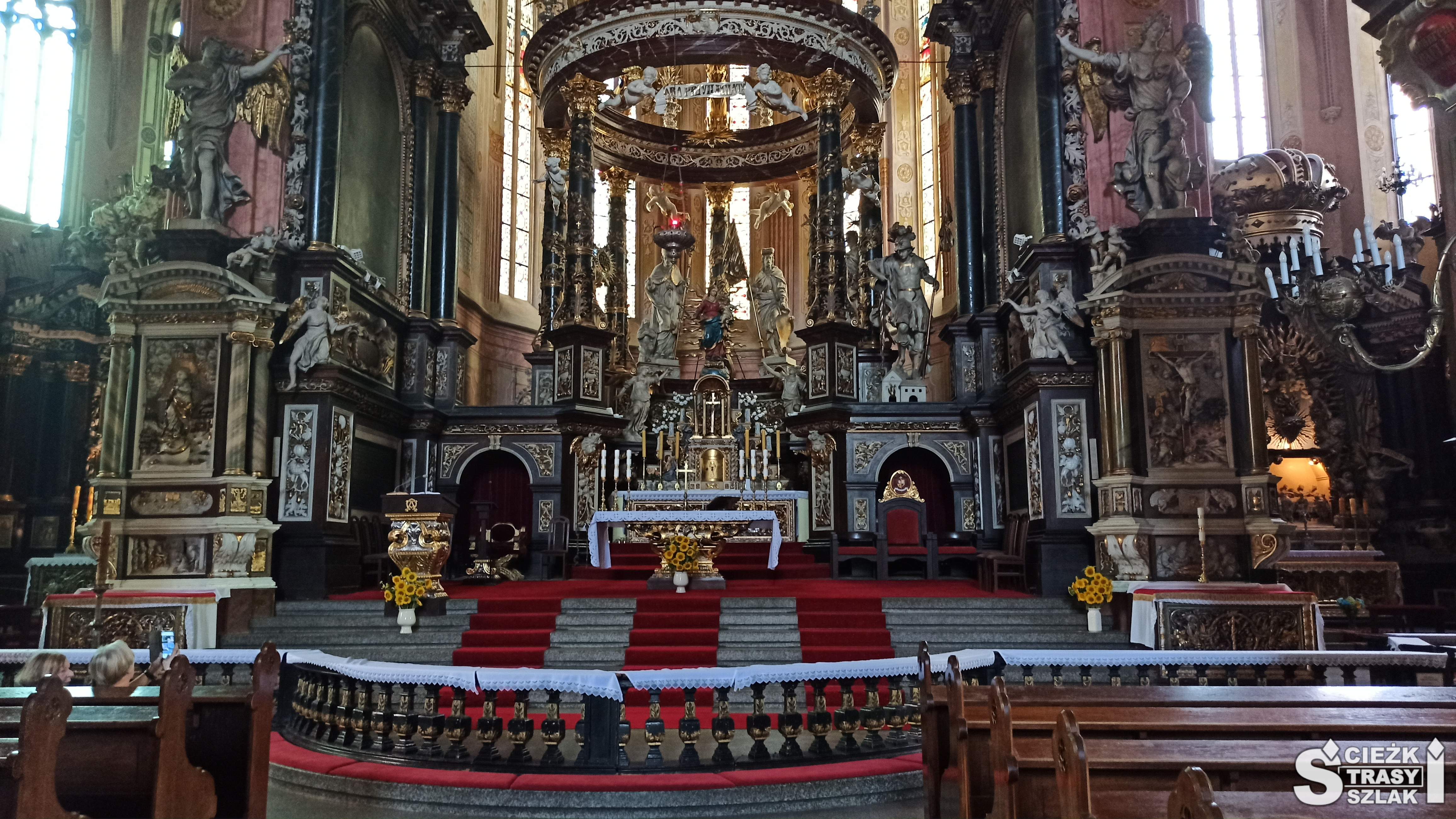 Ołtarz główny katedry w Świdnicy - tron Chrystusa na 7-u kolumnach