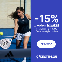 Ubrana w czarny top addidas i niebieskie spodenki z rakietą tenisową odbijająca piłkę obok reklamy promocji 15% z kodem sport