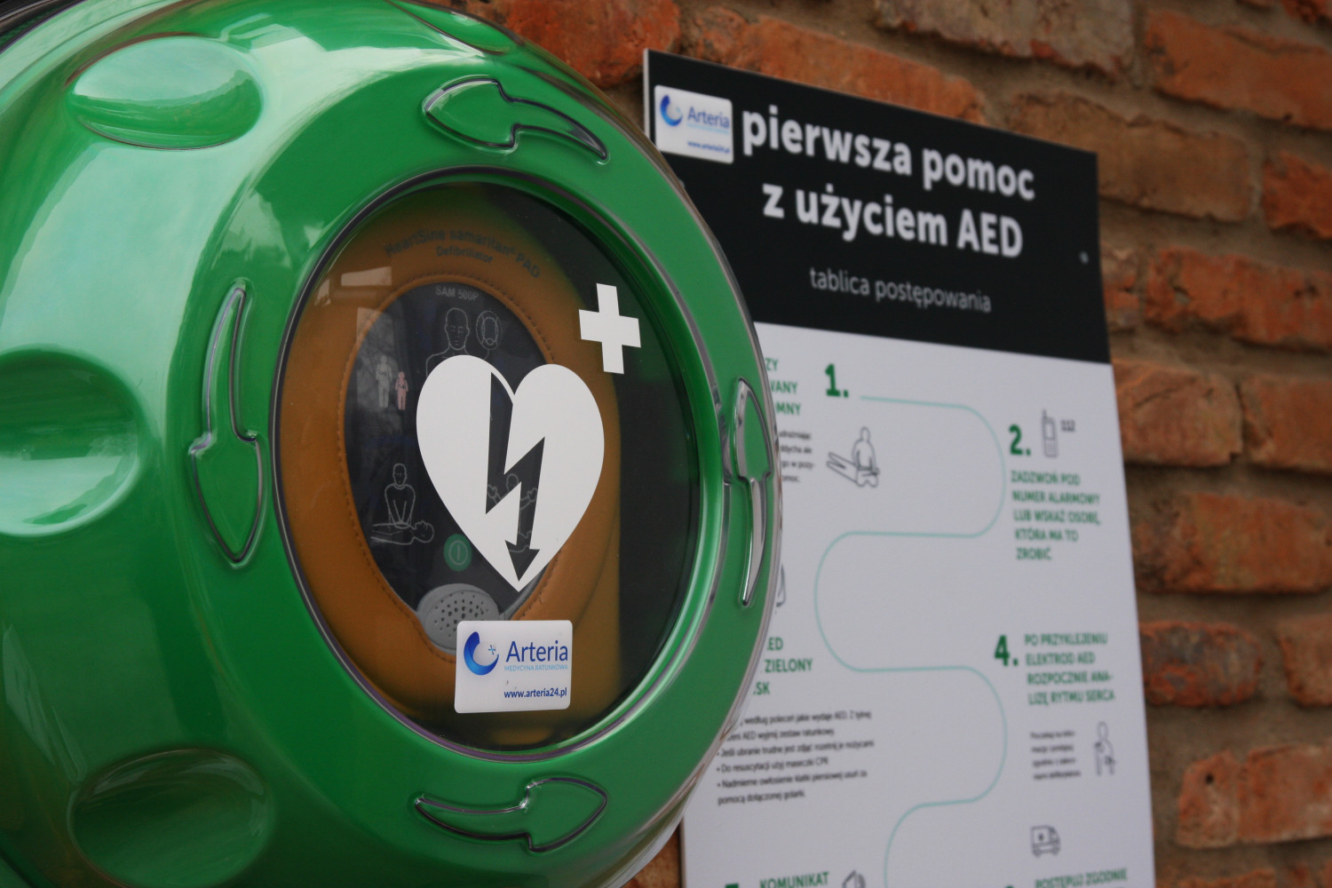 W miejscach ogólnodostępnych w Lesznie przybywa defibrylatorów. Właśnie pojawił się kolejny.