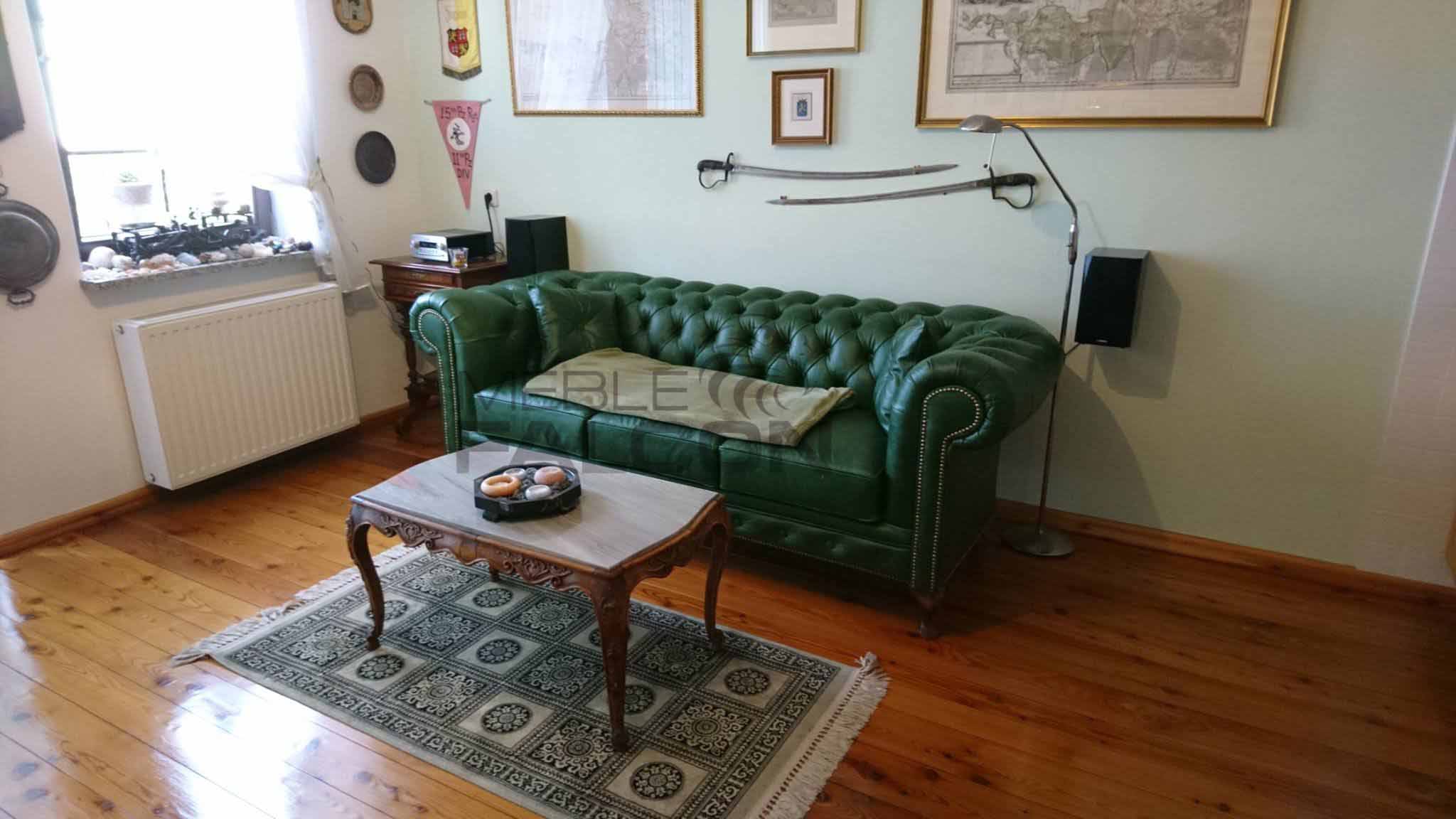 klasyczna stylowa sofa chesterfield do gabinetu
