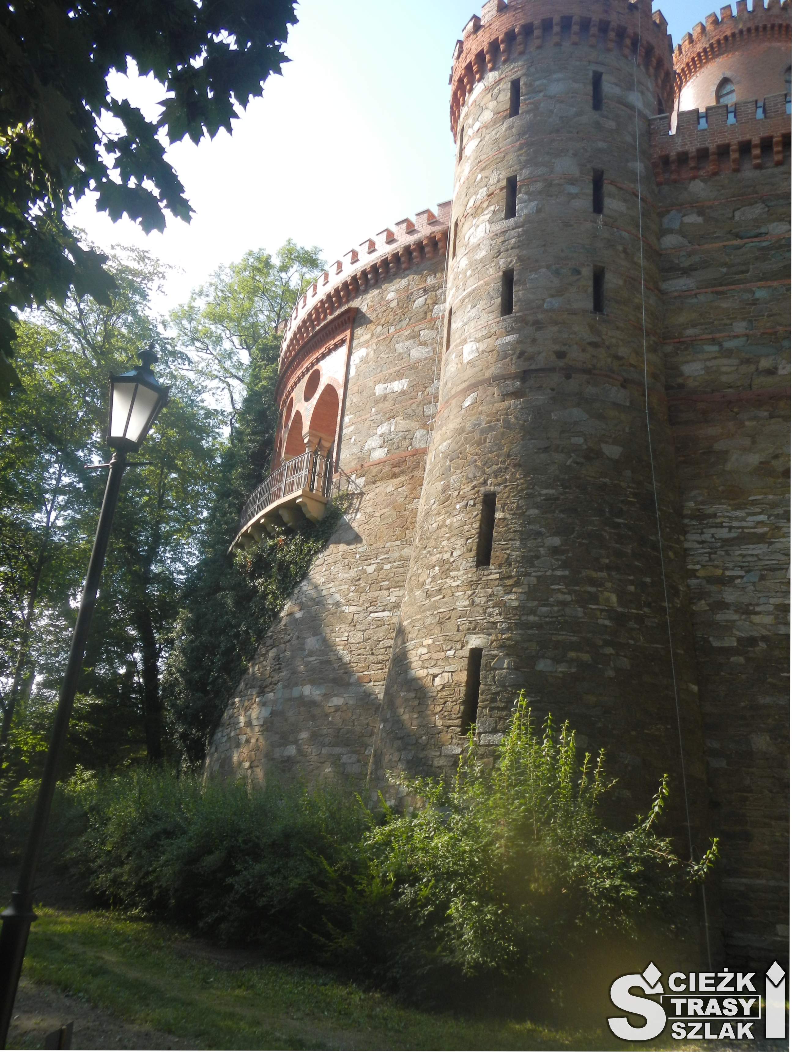 Monumentalna ściana z wieżą z kamienia wielokondygnacyjnego Pałacu Marianny Orańskiej na Dolnym Śląsku