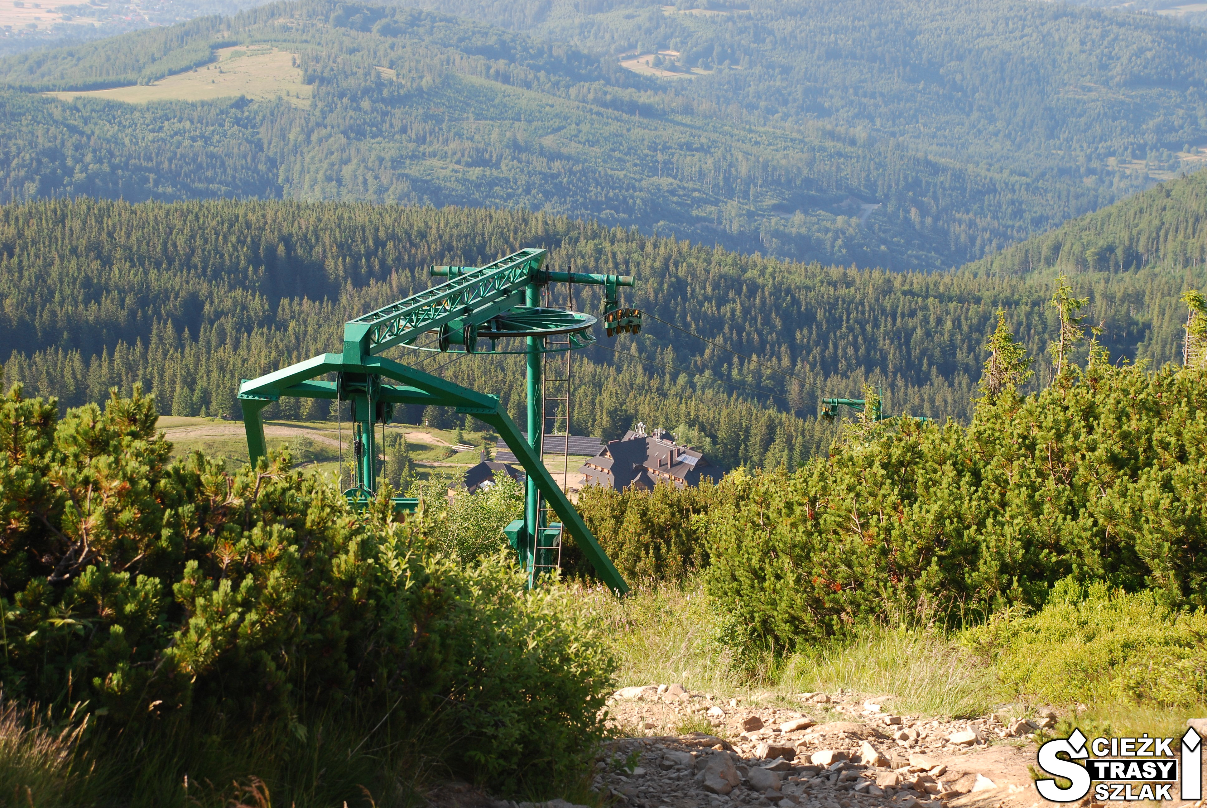 Konstrukcja wyciągu narciarskiego na stoku narciarskim ze szczytu Góry Pilsko do Hali Miziowej