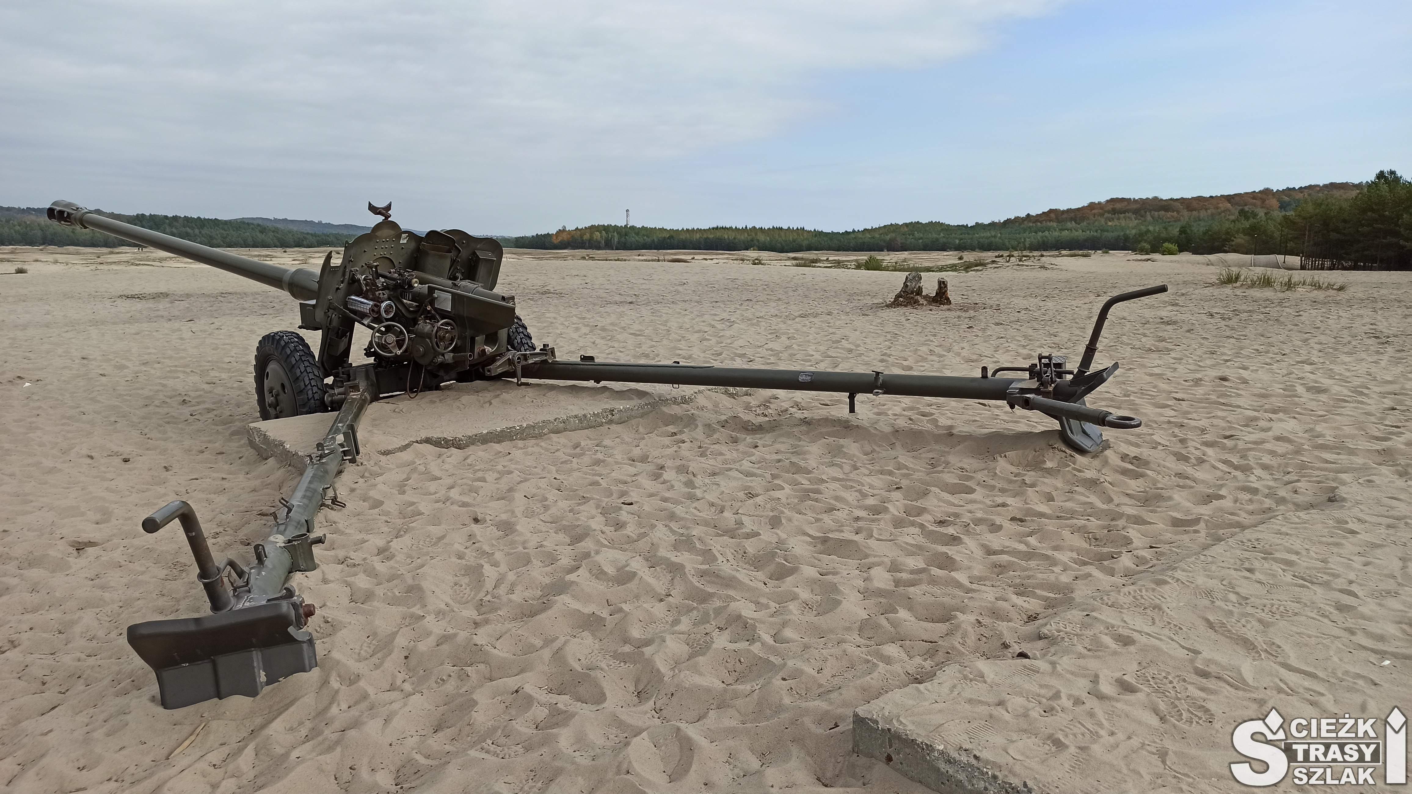 Armata - pojazd wojskowy na piaskach pustyni błędowskiej pełniącej w przeszłości funkcję poligonu