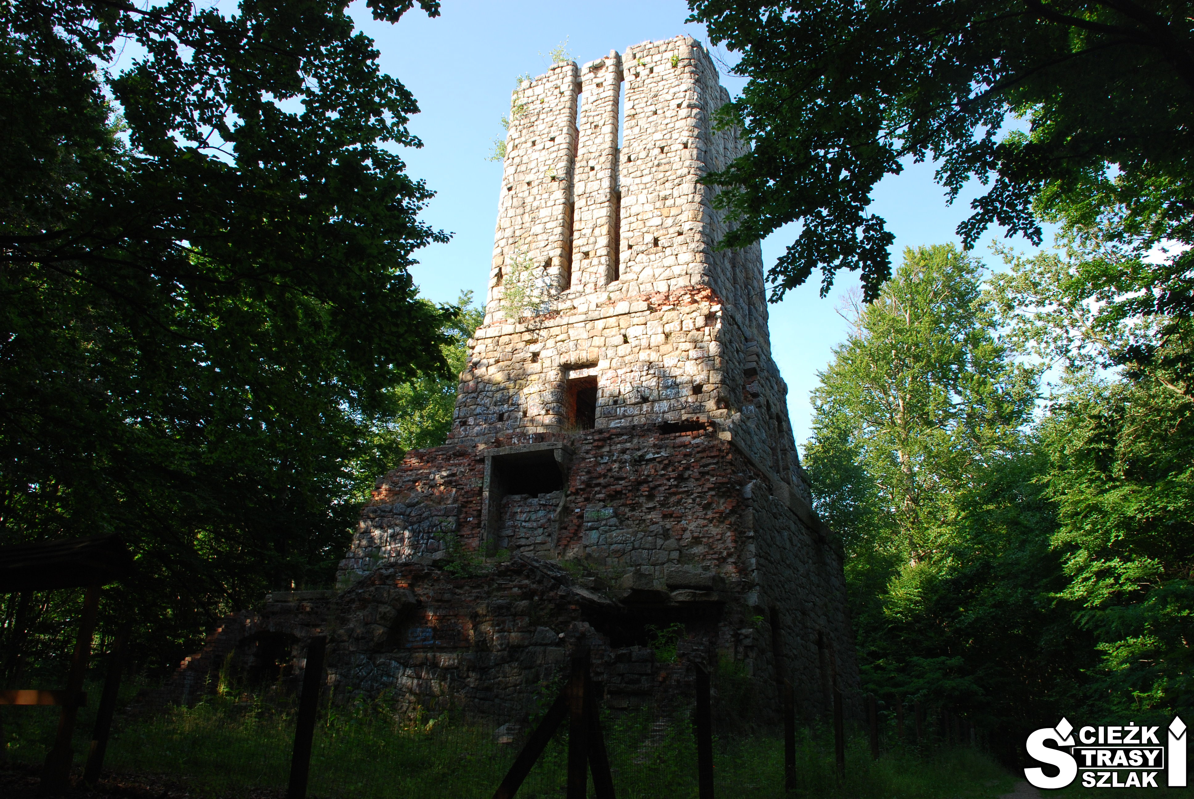Wysoka, kwadratowa, kamienna wieża Bismarcka w Żarach w Zielonym Lesie na czerwonym szlaku turystycznym