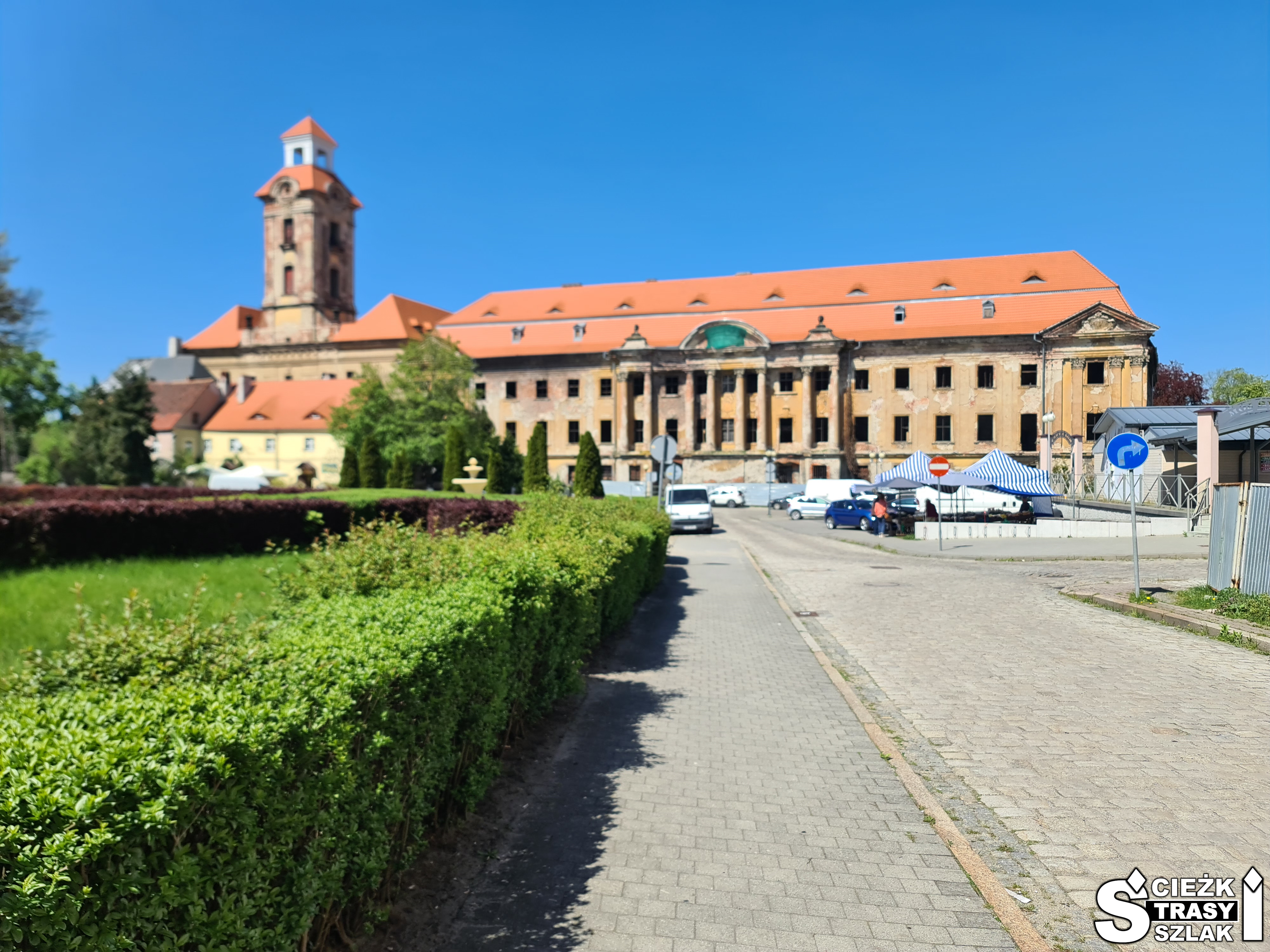 Zamek Dewinów i Pałac Promnitzów z zabytkową fontanną na Starówce w centrum miasta Żary