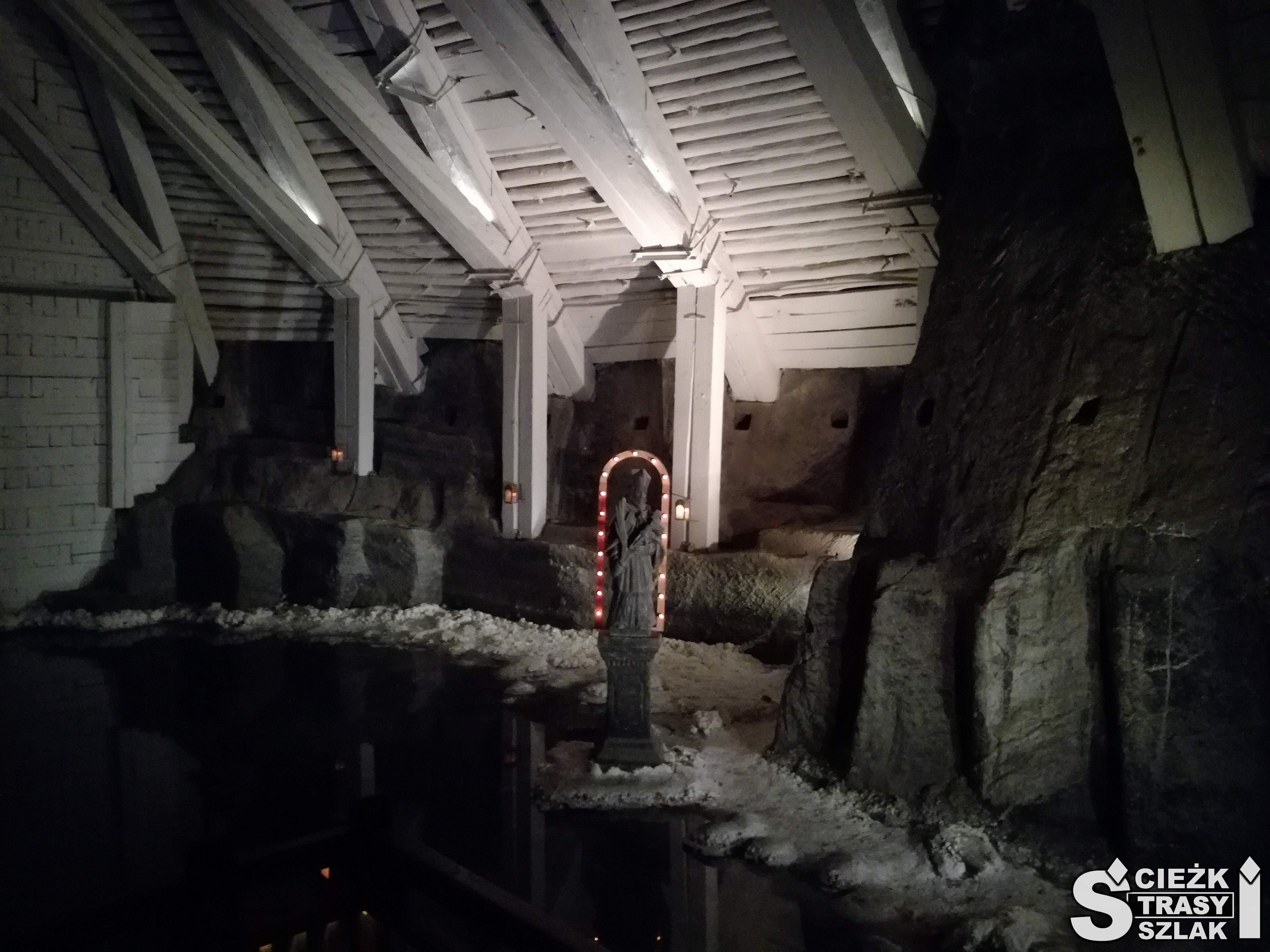 Podziemne jezioro solankowe w kopalni soli w Wieliczce w komorze Erazma z białym z drewna sklepieniem