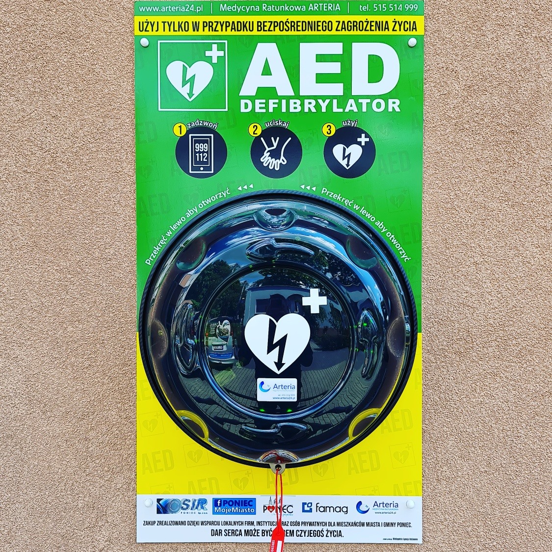 AED w poniecu zamontowane w kapsule Rotaid