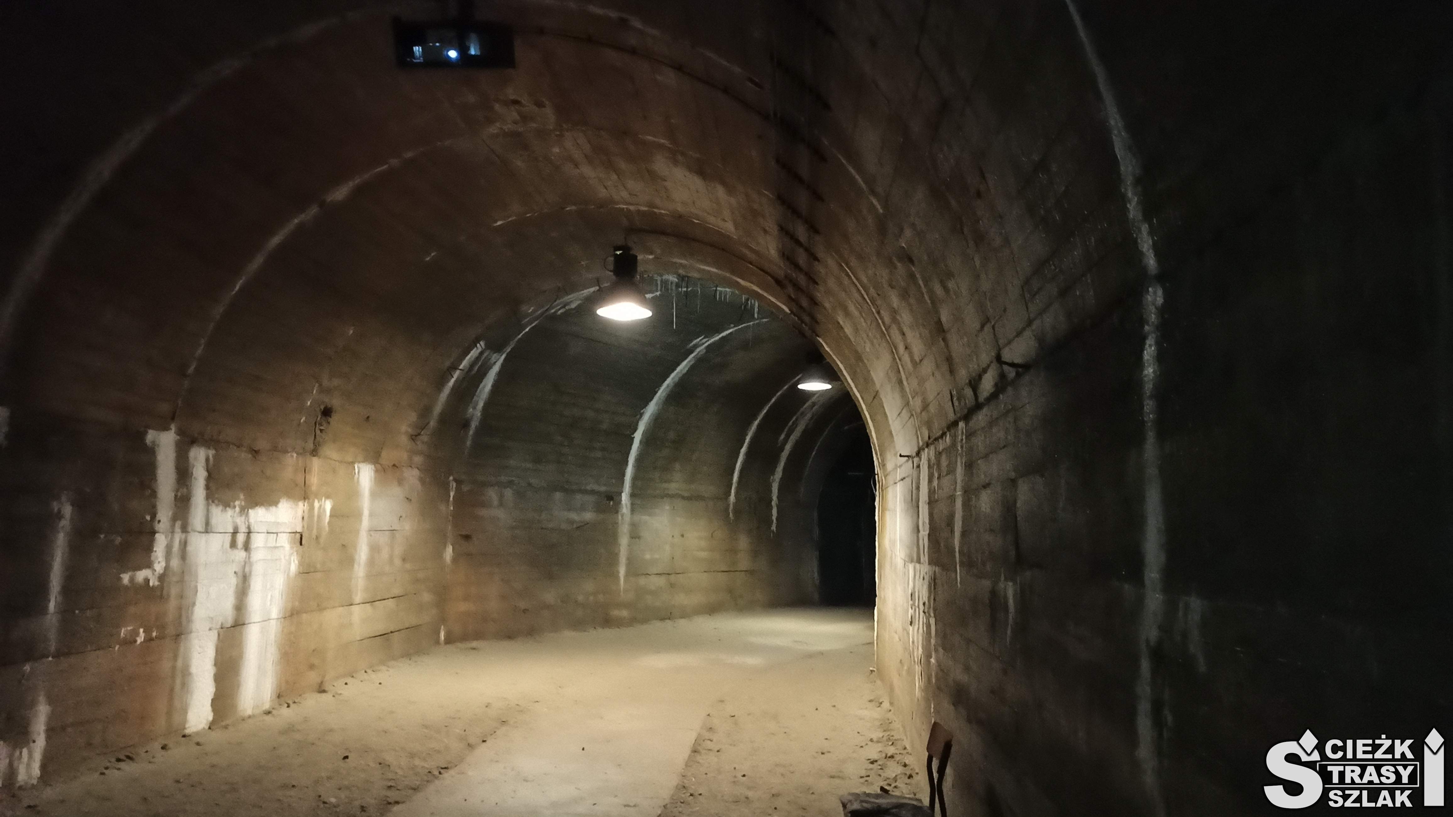 Szeroki korytarz wzmocniony mocnym betonem w podziemiach zbudowanych przez Hitlera