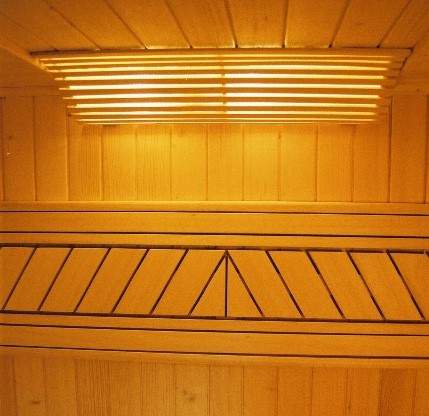 nietypowa lampa górna sauny i ciekawy wzór oparcia pleców